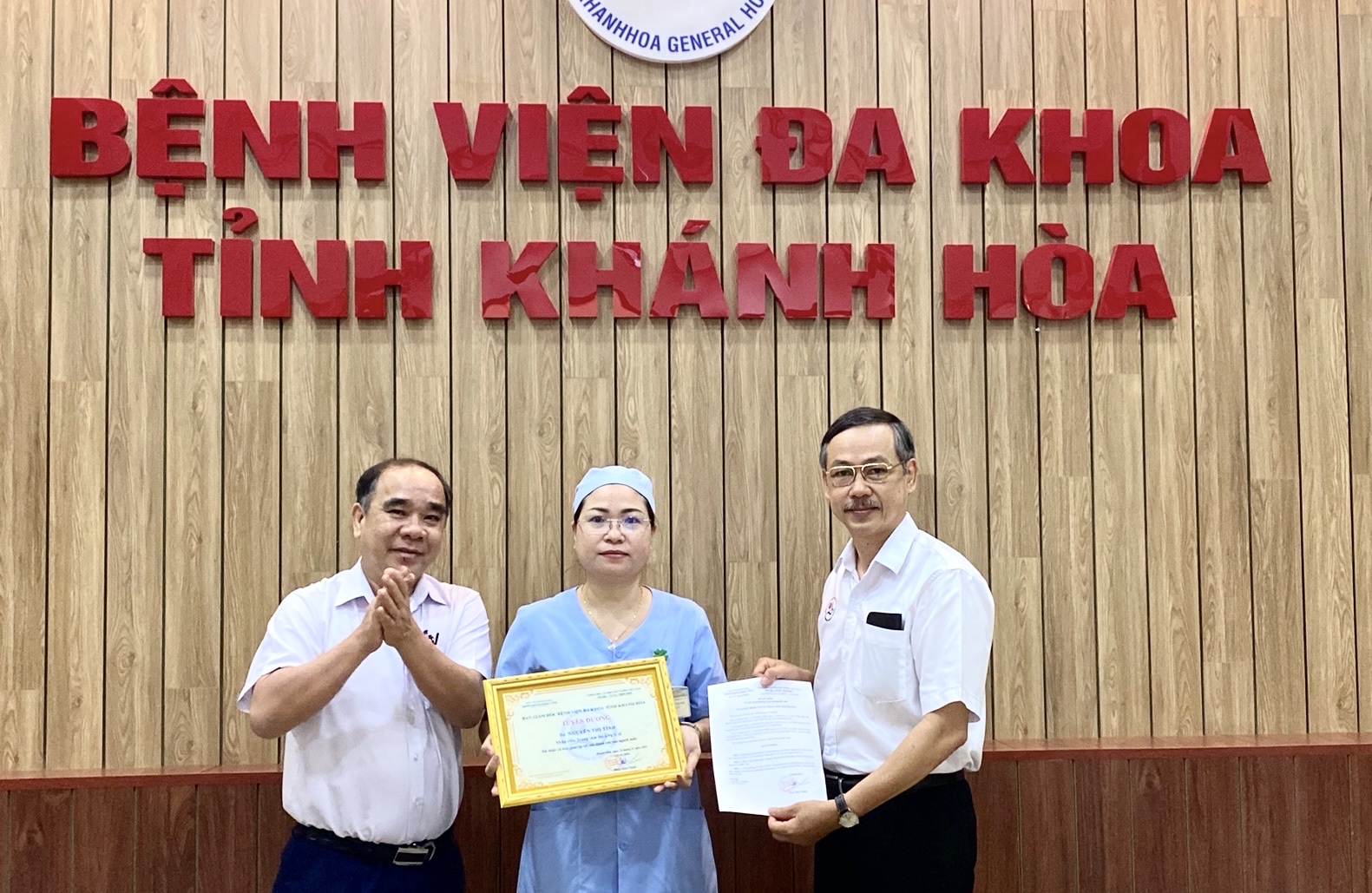 Lãnh đạo Bệnh viện trao bảng tuyên dương chi hộ lý Nguyễn Thị Tình