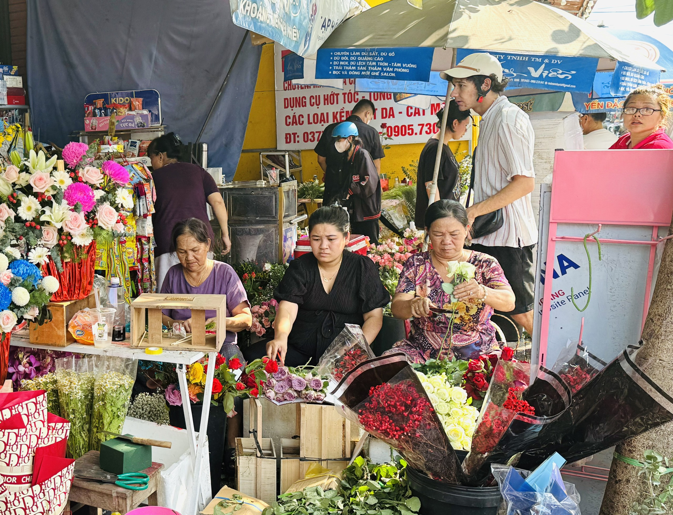 Nhiều cửa hàng huy động thêm nhân lực gói hoa phục vụ nhu cầu khách tăng cao 