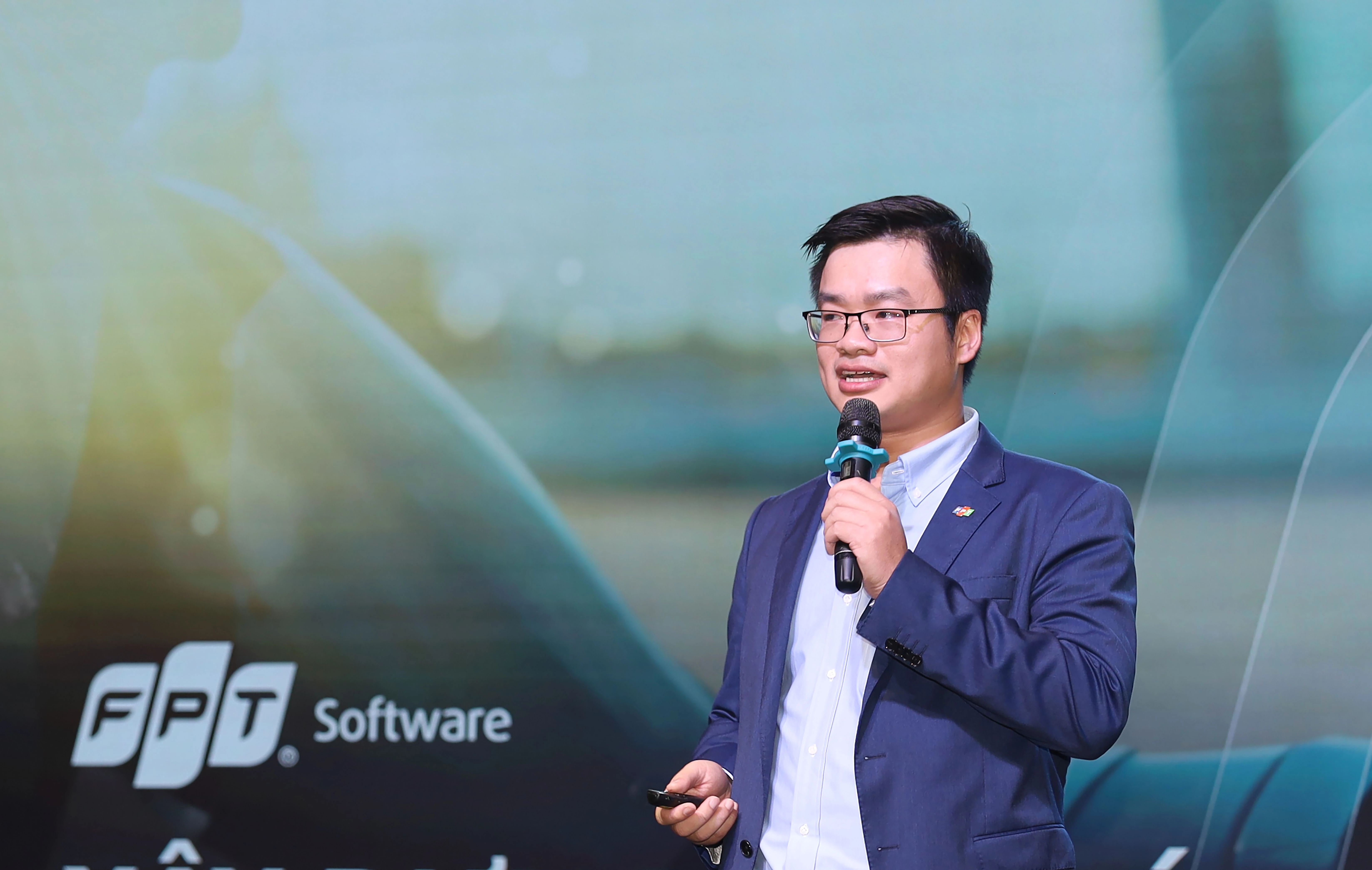 Đào tạo đi đôi với thu hút, duy trì nguồn nhân lực chất lượng cao