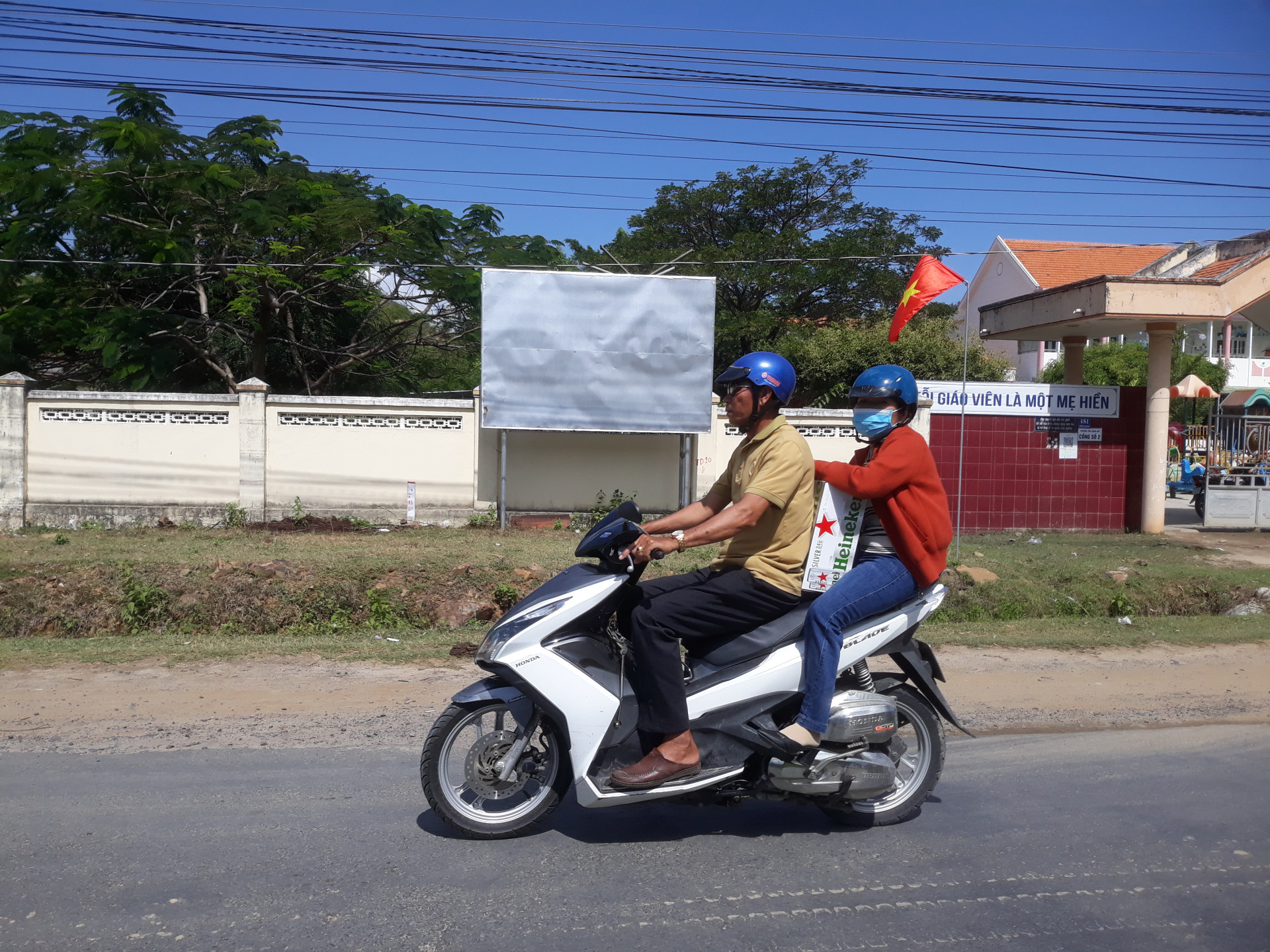 Pa nô tuyên truyền không còn nội dung.