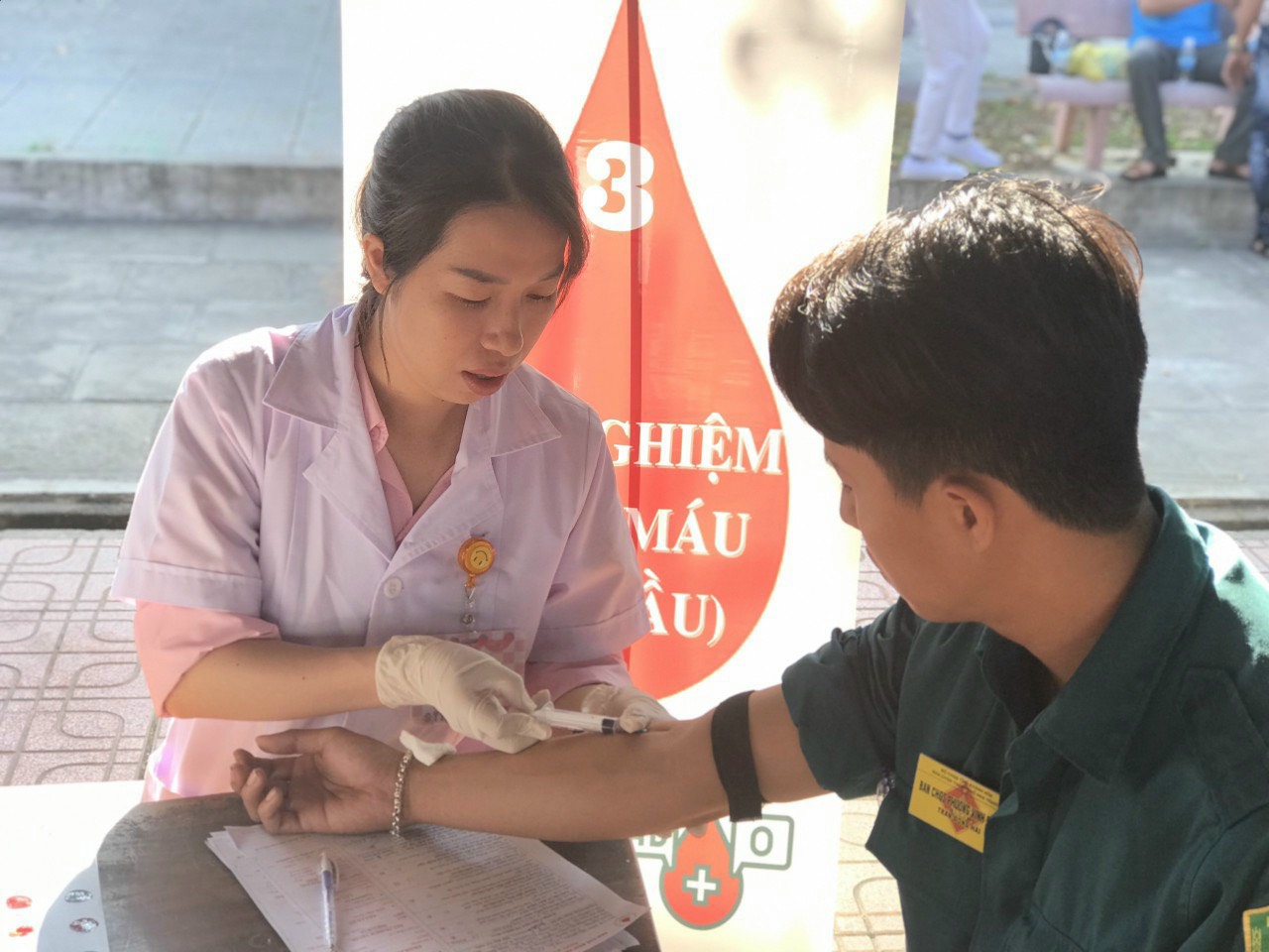 Người  dân  phường  Vĩnh  Phước  được  kiểm  tra  sức  khoẻ  trước  khi  hiến  máuu