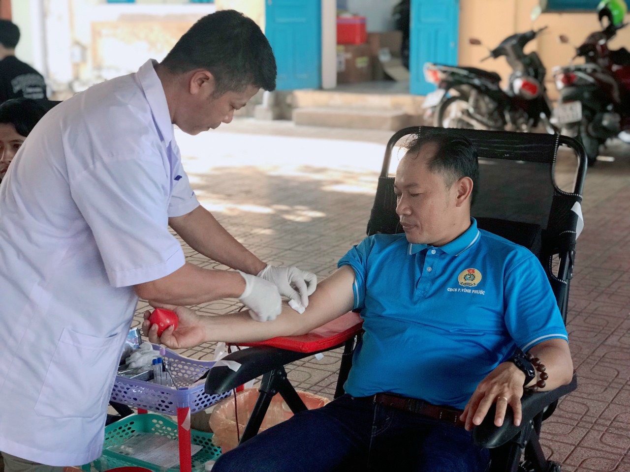 Người  dân tham gia hiến máu tình nguyện 