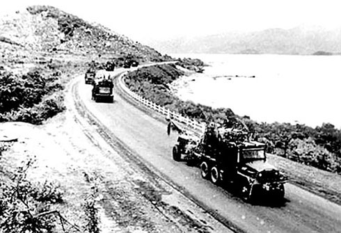 Quân giải phóng tiến về thị xã Nha Trang  ngày 2-4-1975. Ảnh tư liệu