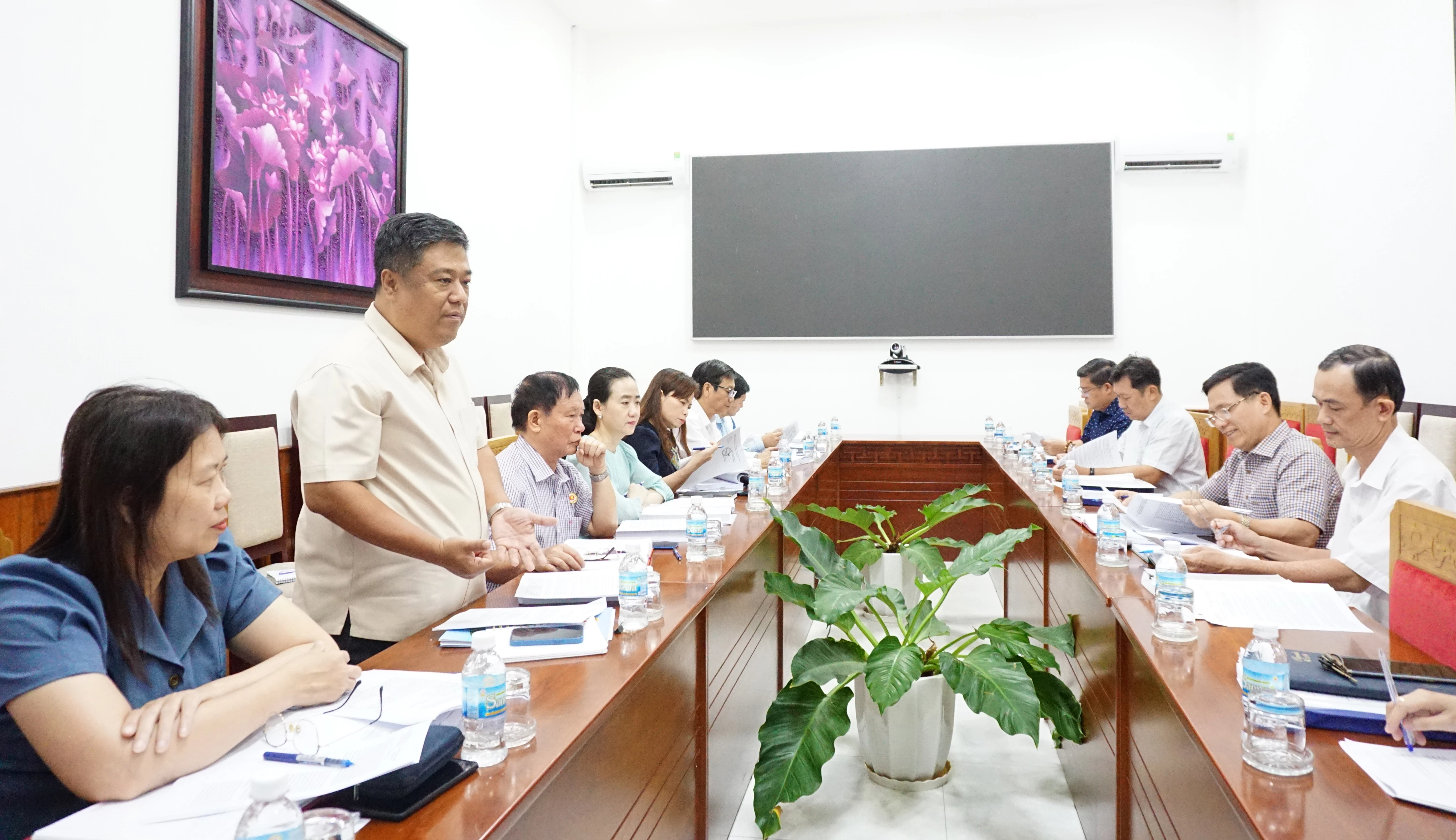 Quang cảnh tại cuộc họp thẩm tra của Ban Văn hóa - Xã hội HĐND tỉnh