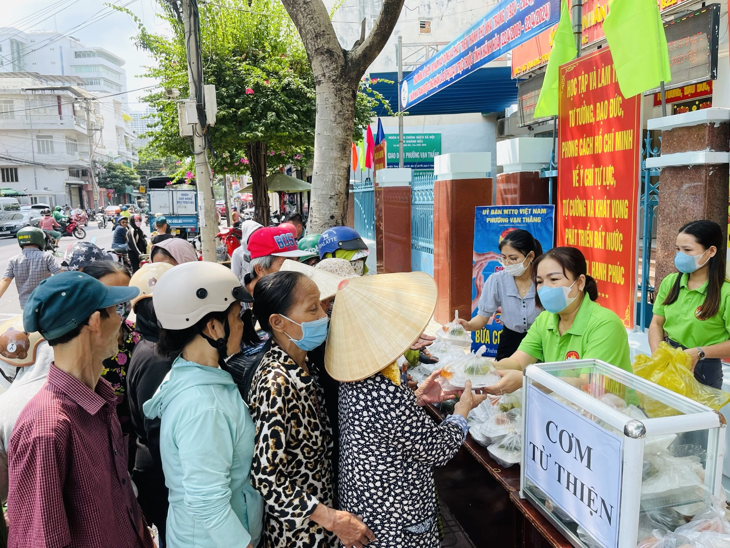 Rất đông người dân xếp hàng nhận các suất cơm trưa