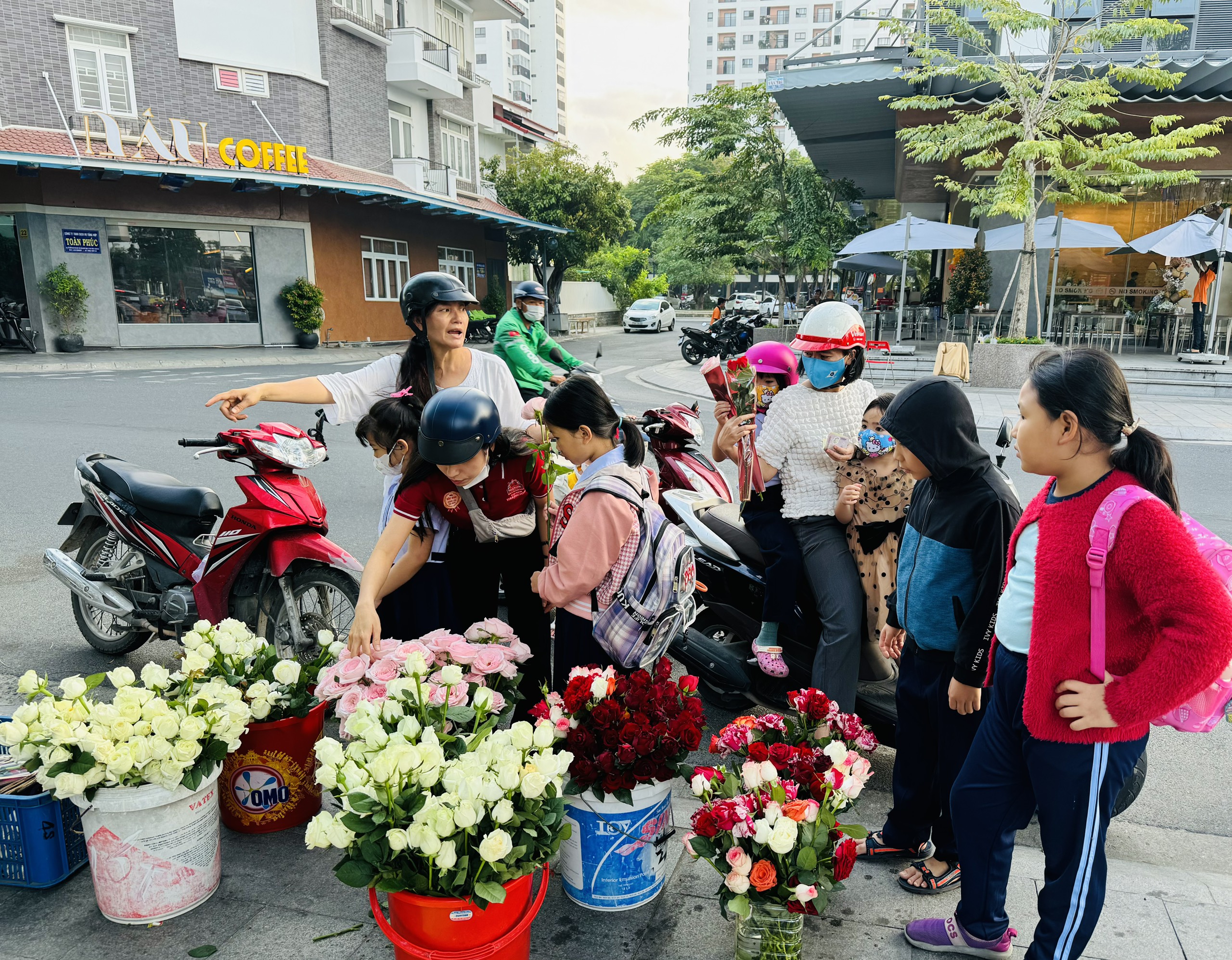 Rất đông phụ huynh, học sinh mua hoa tặng cô giáo ngày 8-3