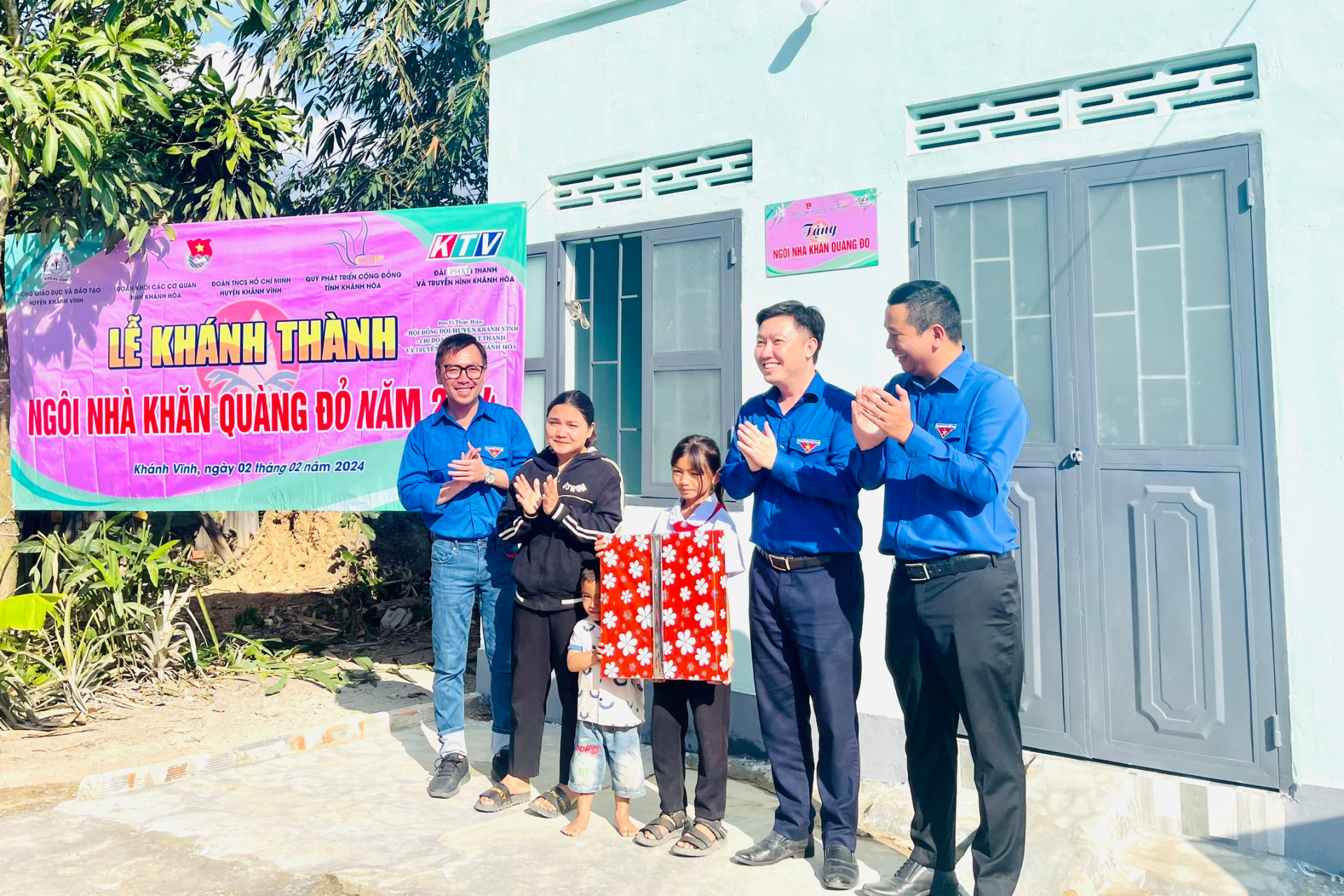 Các tổ chức đoàn khánh thành Ngôi nhà khăn quàng đỏ cho đội viên khó khăn huyện Khánh Vĩnh.	