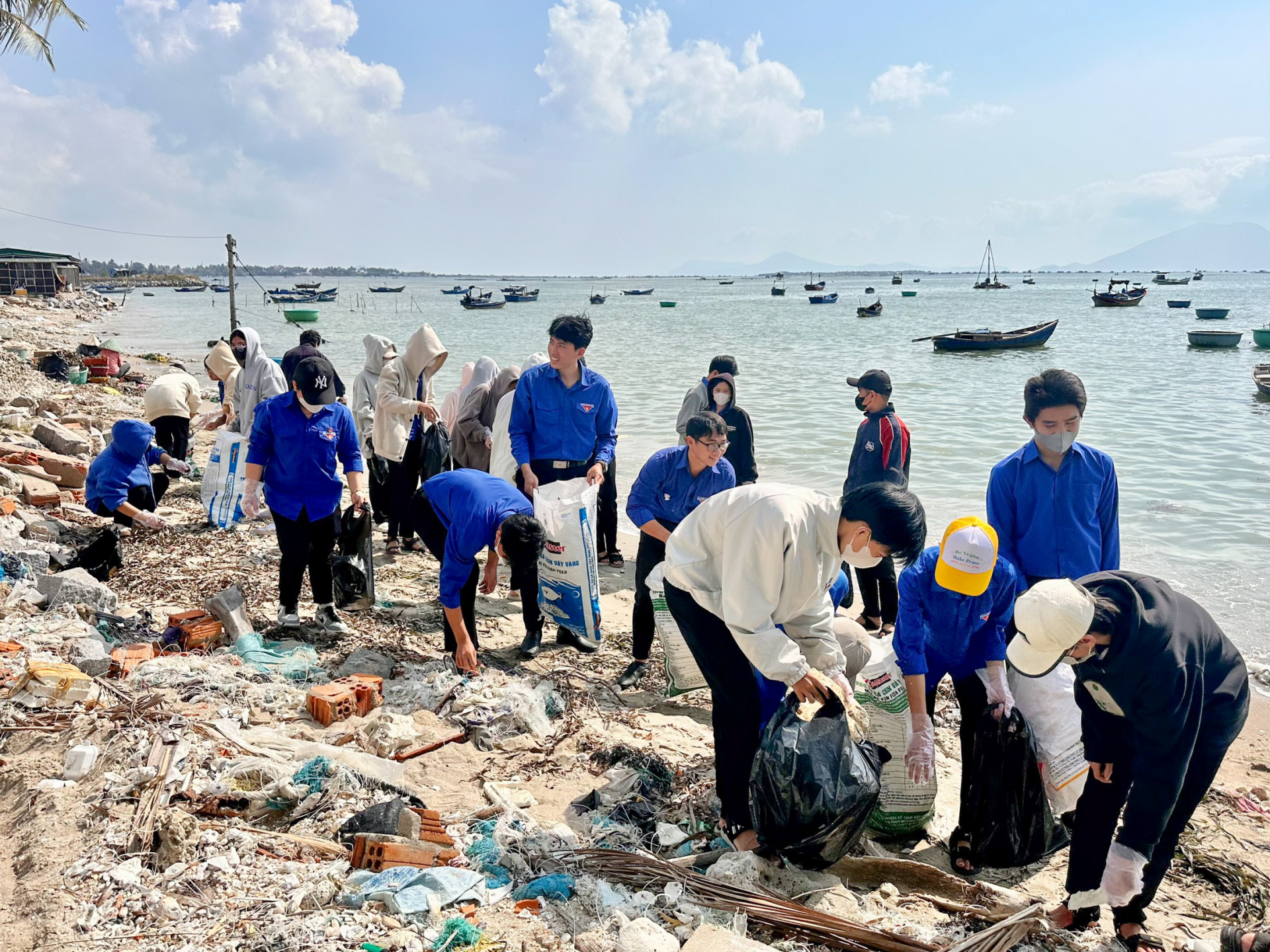 Đoàn viên, thanh niên huyện Vạn Ninh ra quân thu gom rác thải dọc bờ biển.	