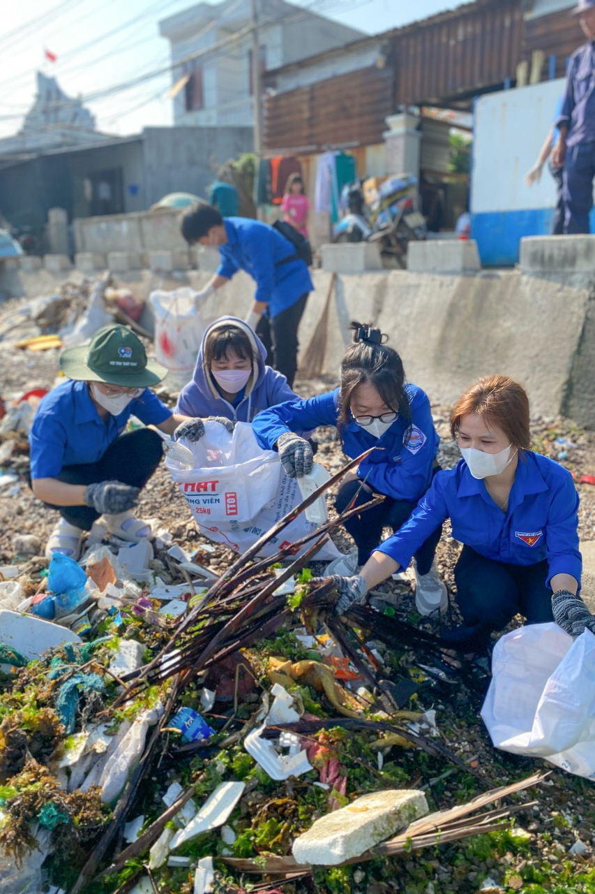Đoàn viên, thanh niên TP. Nha Trang ra quân thu gom rác thải dọc bờ biển đảo Trí Nguyên.	