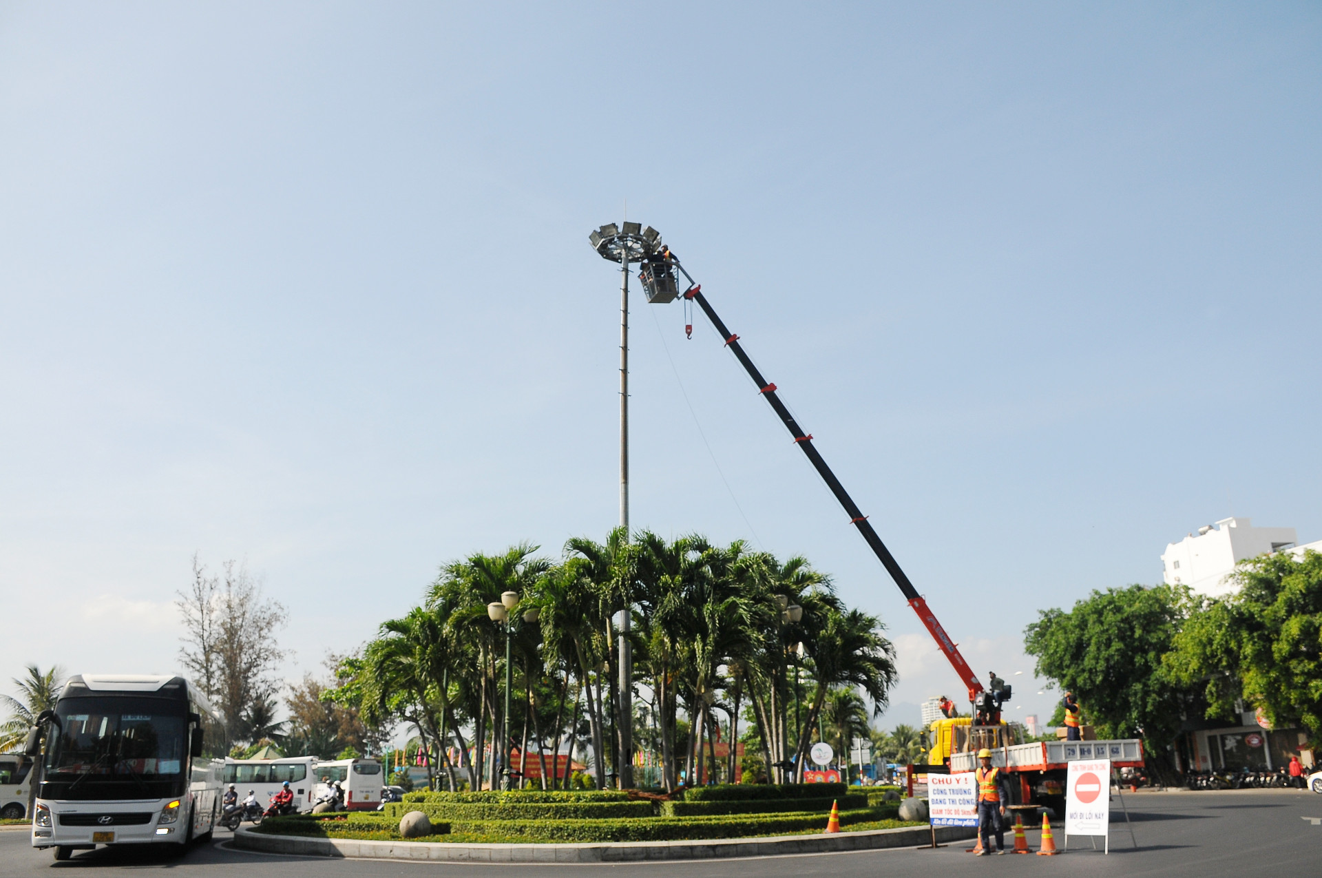 Kiểm tra hệ thống đèn chiếu sáng ở khu vực cầu Trần Phú.

