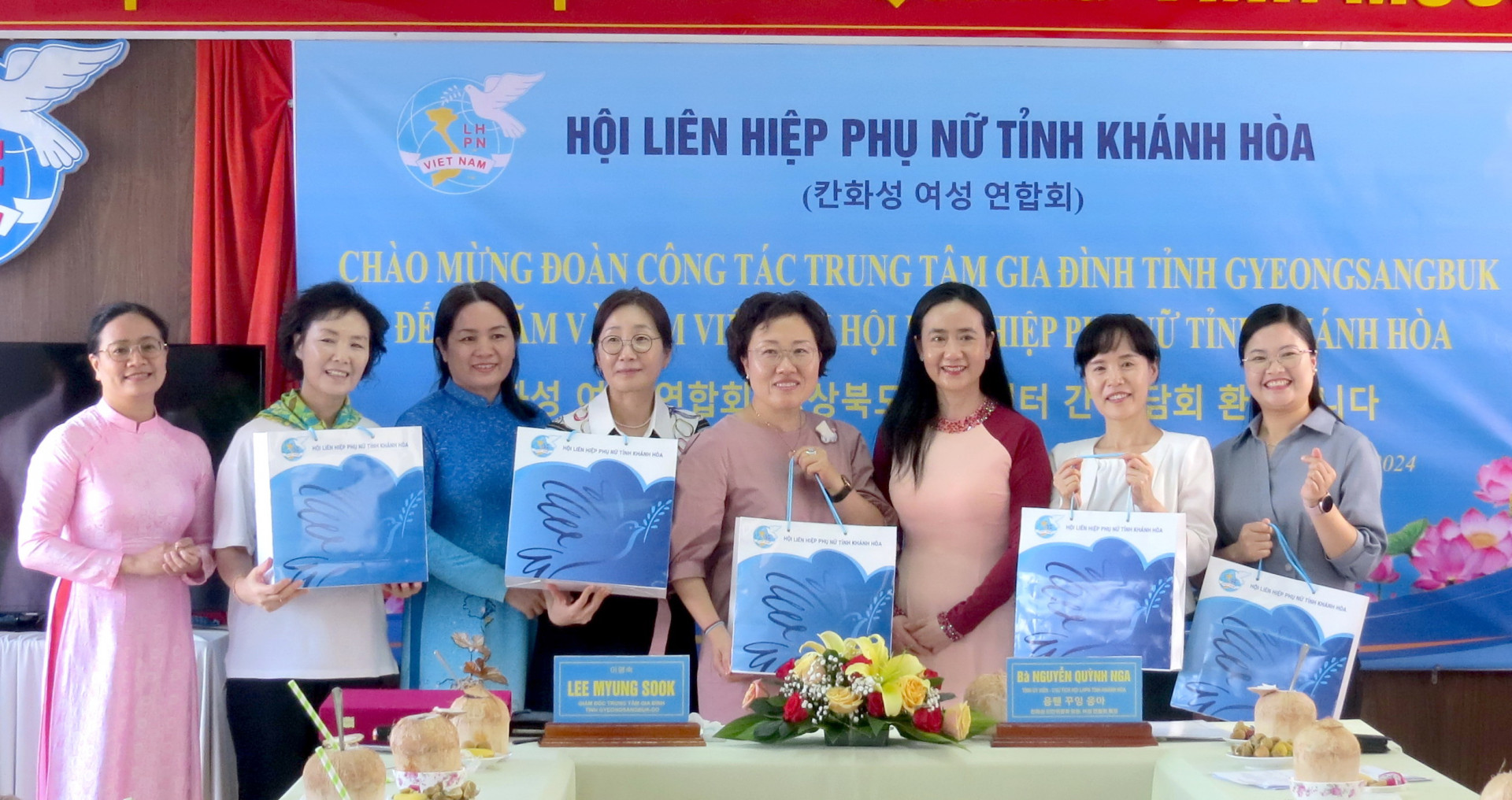 Lãnh đạo Hội LHPN tỉnh Khánh Hòa tặng quà cho các thành viên đoàn công tác của Trung tâm Gia đình tỉnh đình tỉnh Gyeongsangbuk (Hàn Quốc).
