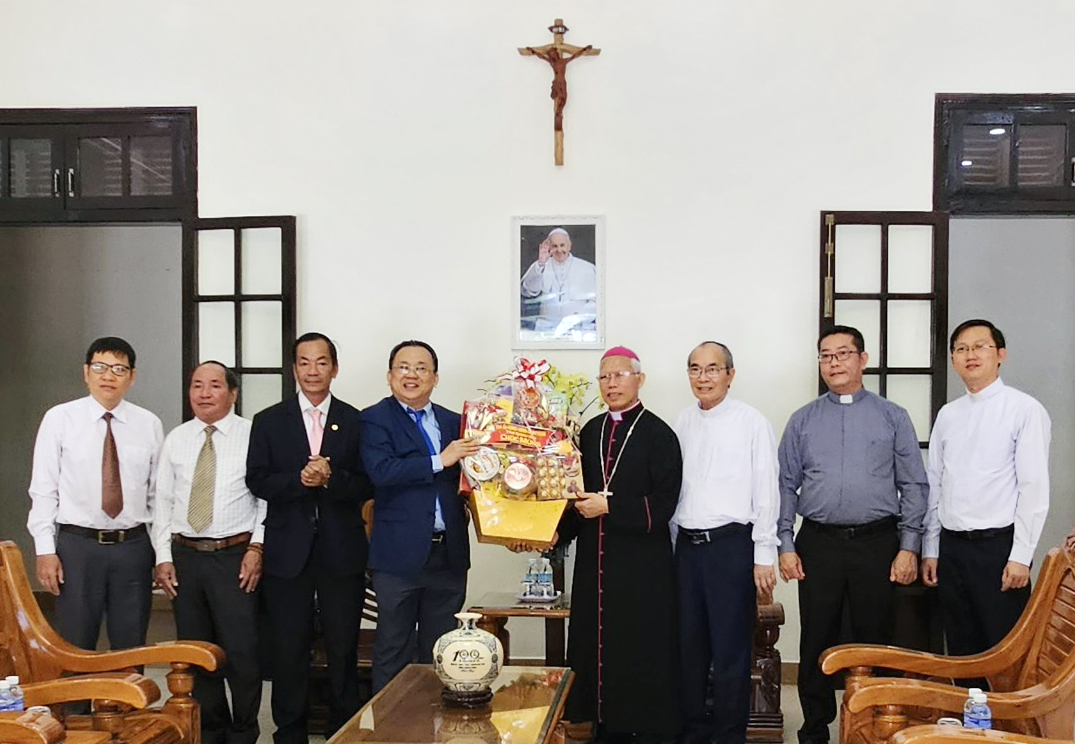 Ông Lê Hữu Hoàng thăm, chúc mừng Tòa Giám mục Giáo phận Nha Trang.

