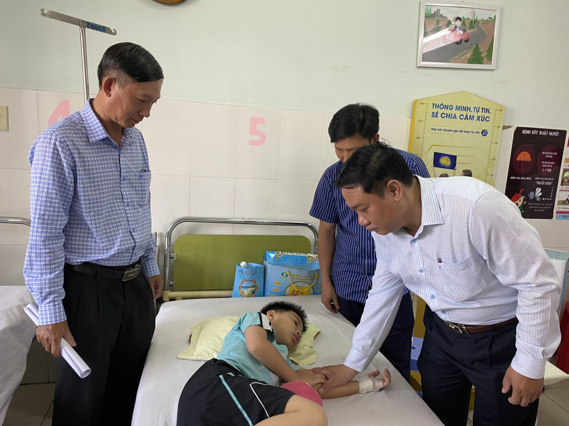 Lãnh đạo Sở Y tế thăm và kiểm tra sức khỏe bệnh nhân nghi ngộ độc tại Bệnh viện Đa khoa tỉnh.