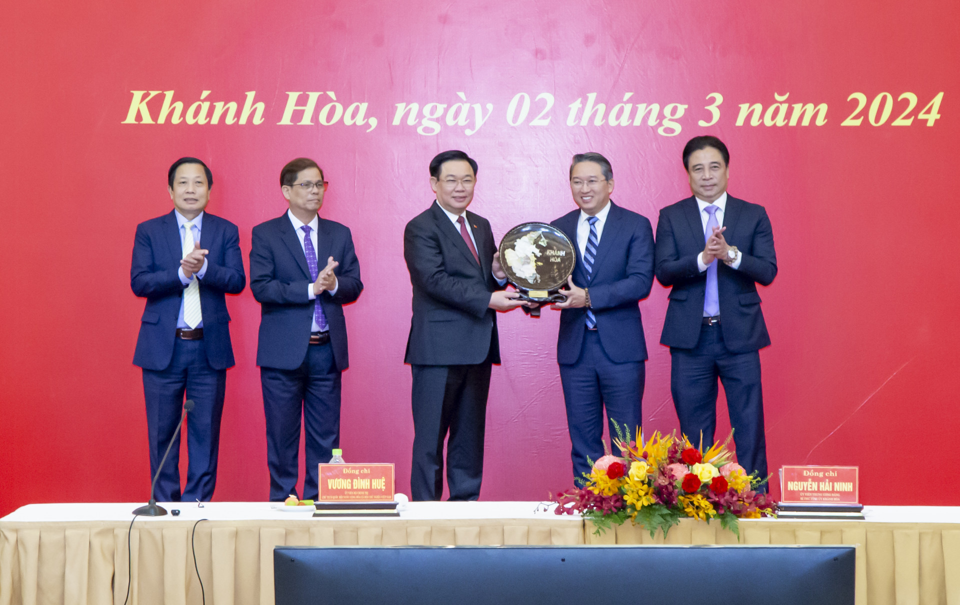 Thường trực Tỉnh ủy Khánh Hòa tặng quà lưu niệm cho Chủ tịch Quốc hội Vương Đình Huệ.