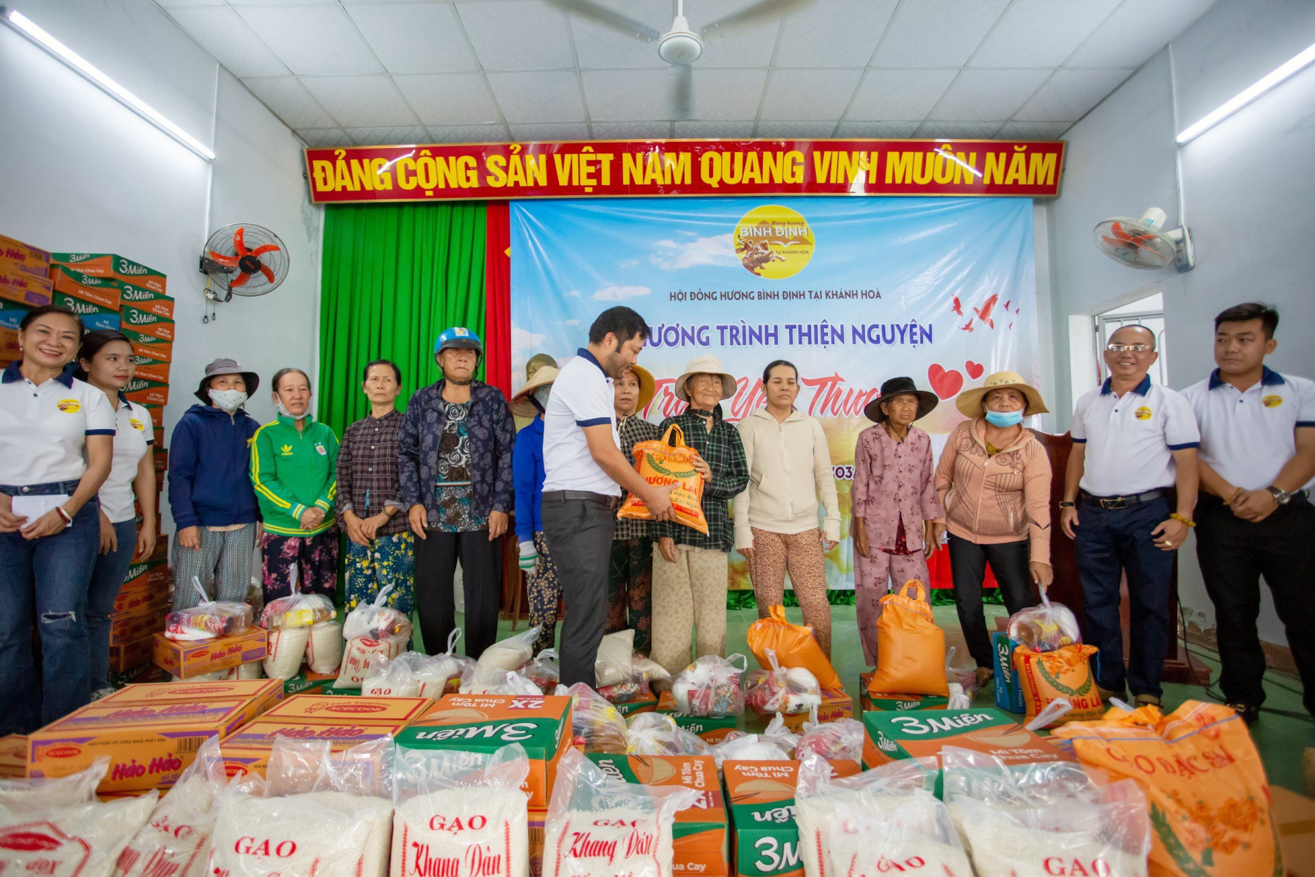 Trao 100 suất quà cho người dân có hoàn cảnh khó khăn trên địa bàn huyện Cam Lâm.