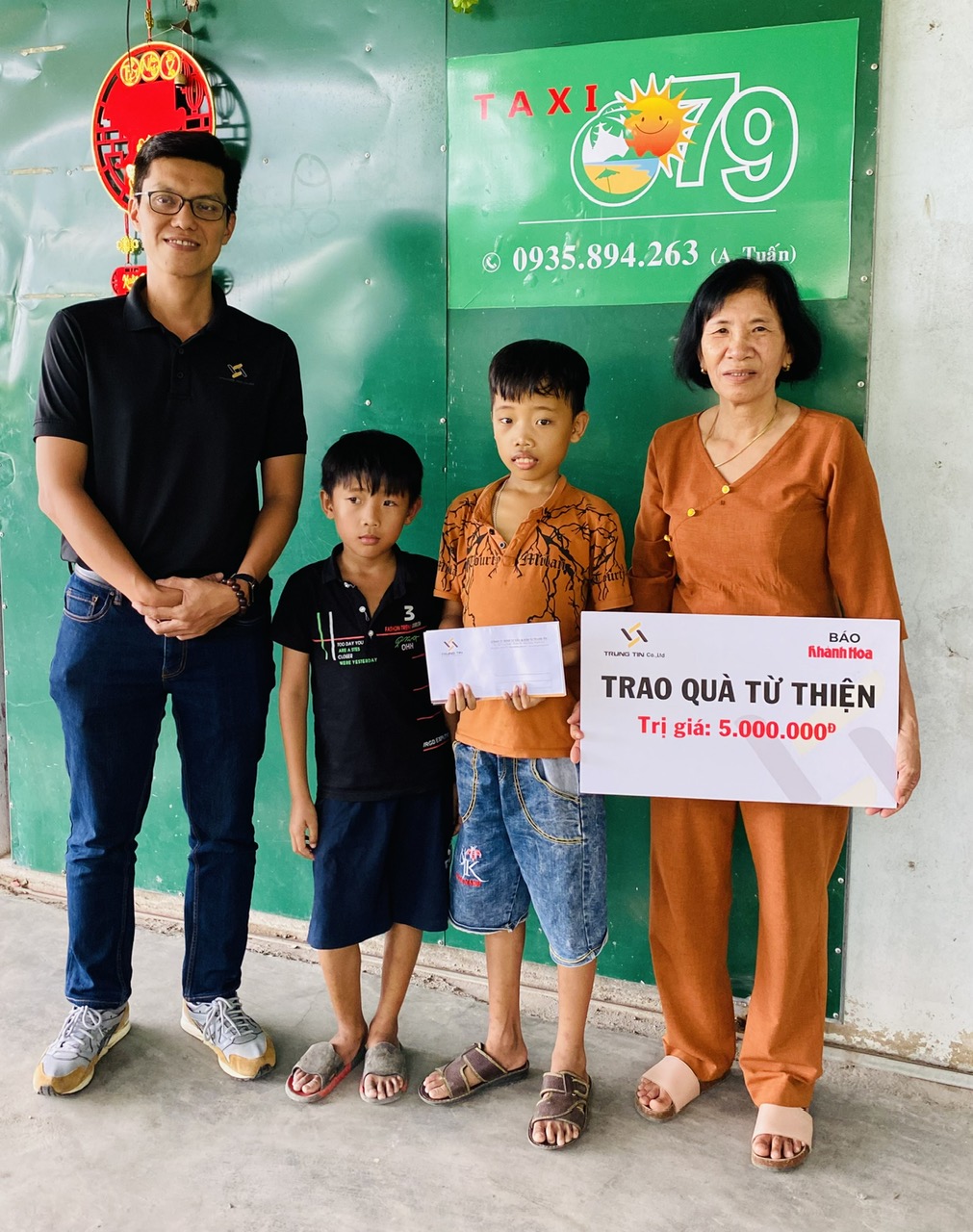 Ông Đỗ Nguyễn - Phó Giám đốc Công ty TNHH Tư vấn và Đầu tư Trung Tín trao tiền ủng hộ cho gia đình 2 cháu Nguyễn Đức Duy và Nguyễn Duy Khang