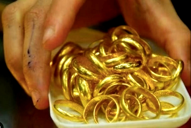 Vàng nhẫn lập kỷ lục giá mới trên 69 triệu đồng, tỷ giá trung tâm VND/USD giảm mạnh.