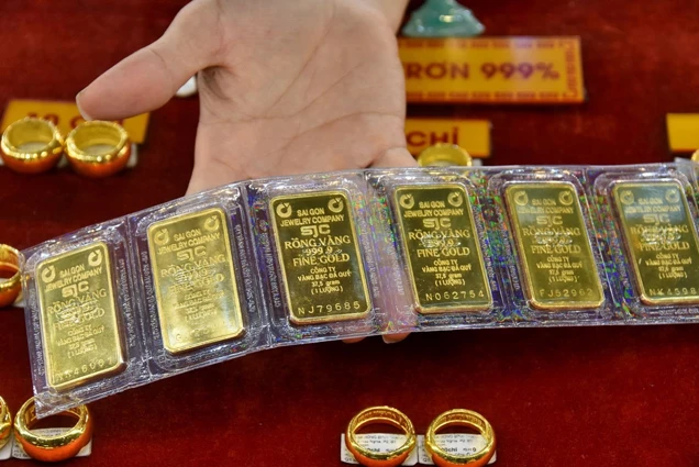 Vàng tiến sát mốc 82 triệu đồng/lượng, giá USD tăng nhẹ