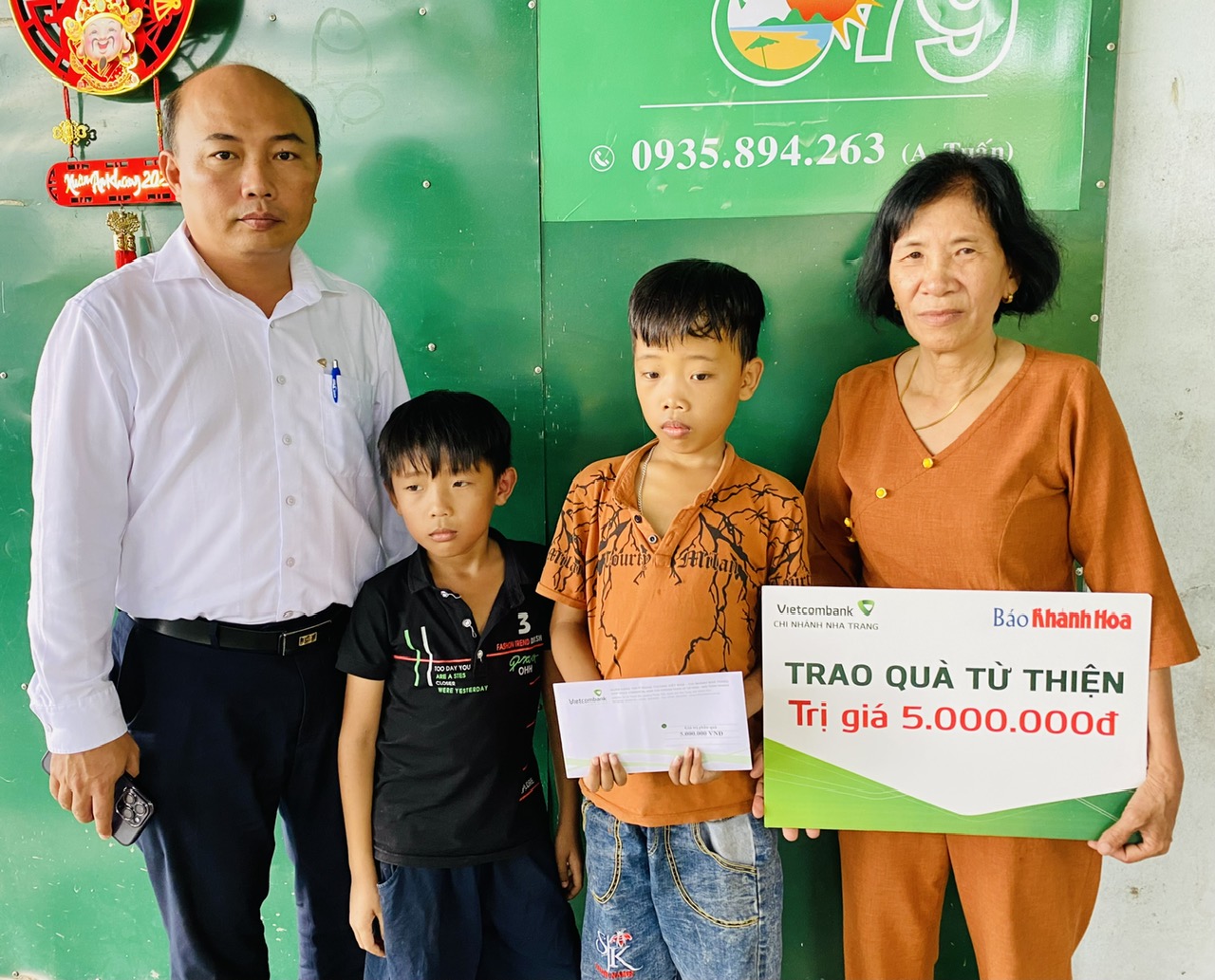 Đại diện Vietcombank Nha Trang trao tiền ủng hộ cho gia đình 2 cháu Nguyễn Đức Duy và Nguyễn Duy Khang