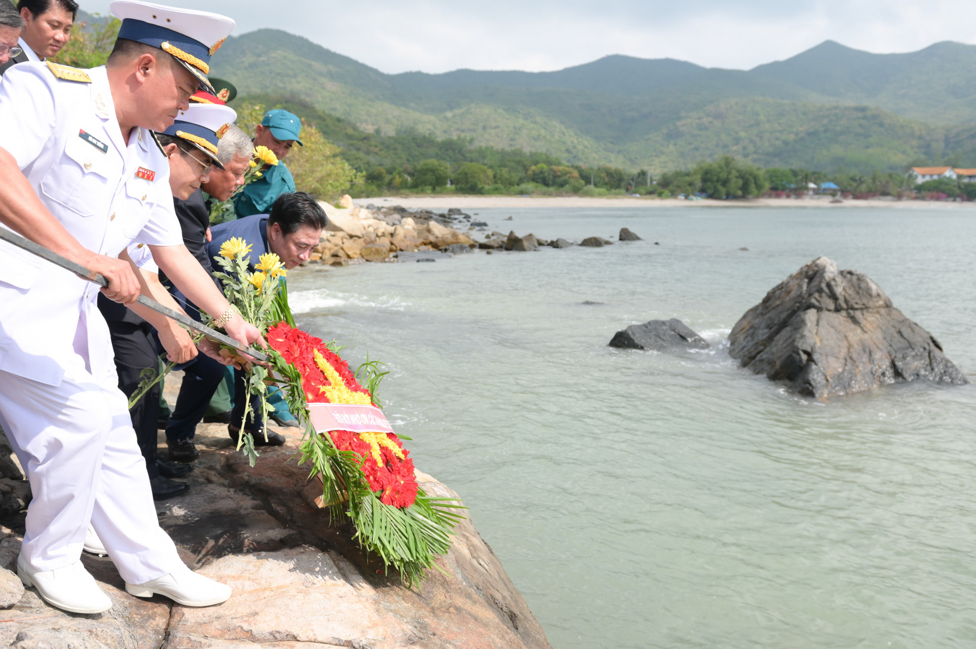 Các đại biểu thực hiện nghi lễ thả vòng hoa xuống biển để tưởng nhớ các anh hùng liệt sĩ.