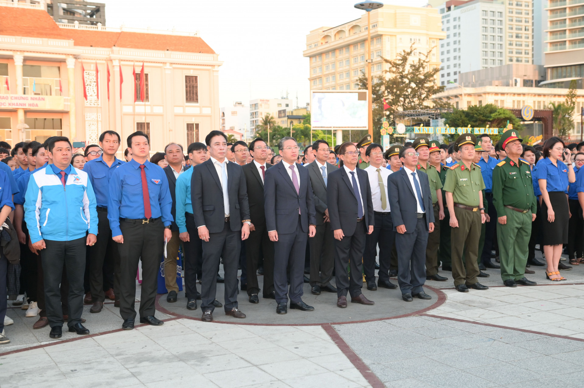 Các vị lãnh đạo tỉnh tham dự lễ chào cờ và khởi động Tháng Thanh niên.