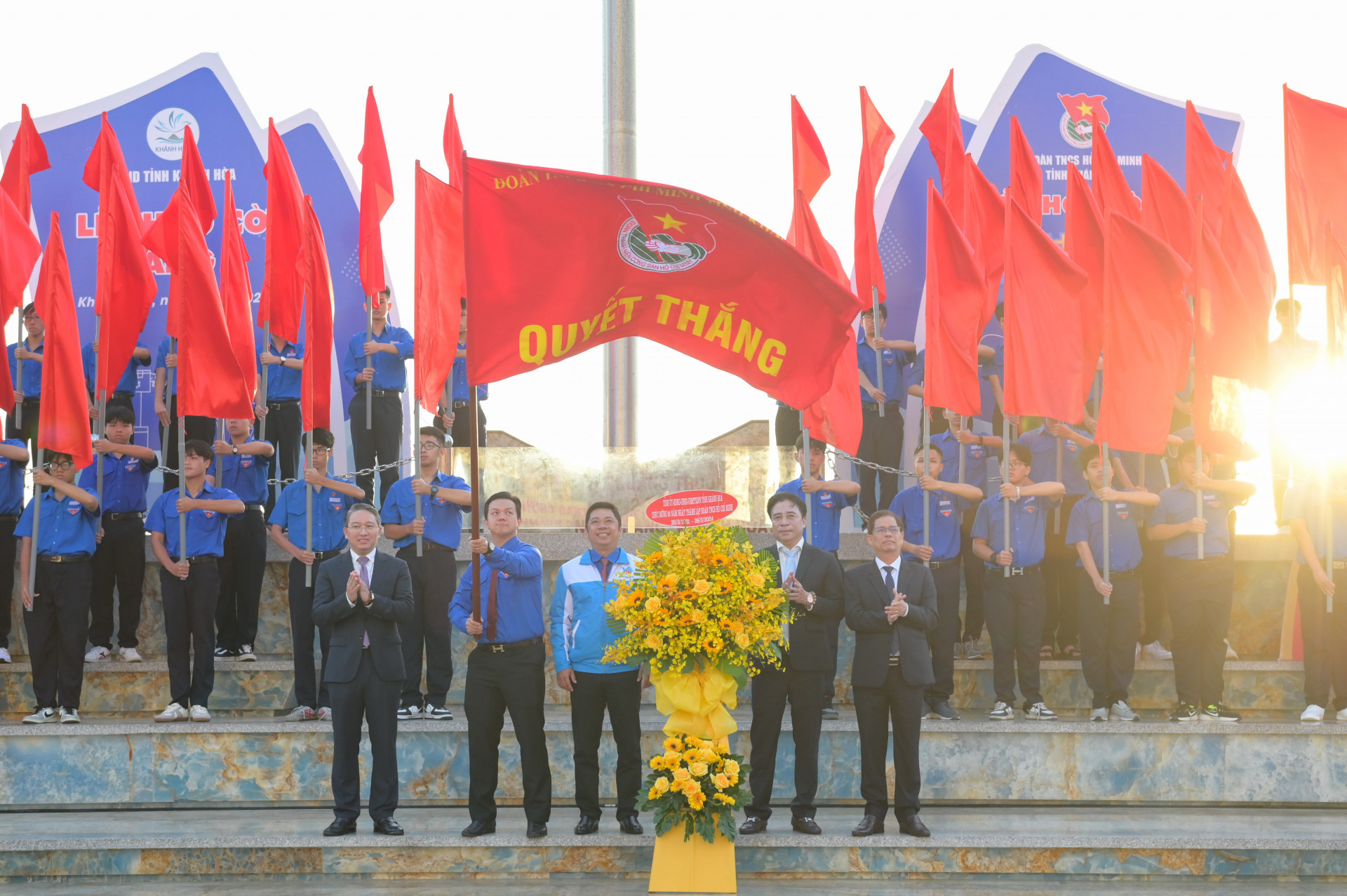 Thường trực Tỉnh uỷ trao cờ quyết thắng thực hiện các nhiệm vụ trong Tháng Thanh niên cho lãnh đạo Tỉnh đoàn.