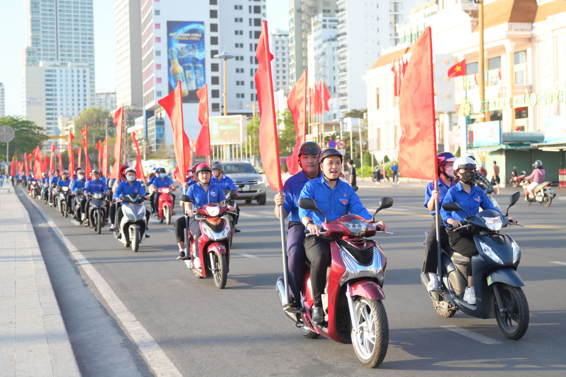 Sau lễ khởi động, các đoàn viên, thanh niên tham gia diễu hành tuyên truyền về Tháng Thanh niên trên các trục đường chính của TP. Nha Trang.