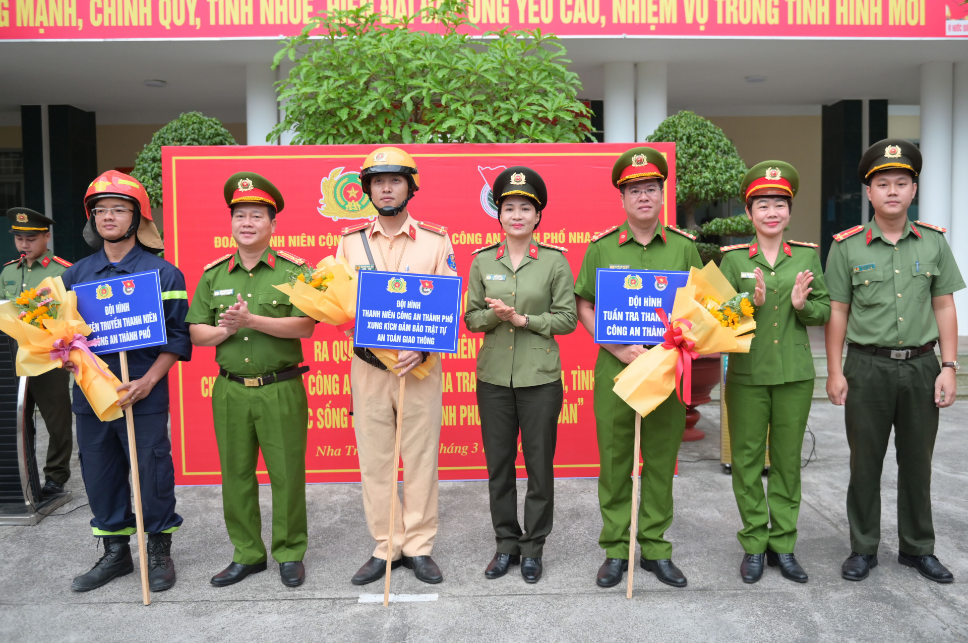 Lãnh đạo Công an TP. Nha Trang cùng các đại biểu tặng hoa 3 đội hình thanh niên tình nguyện.