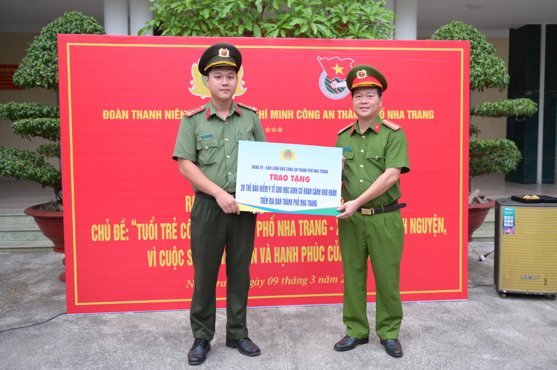 Lãnh đạo Công an TP. Nha Trang trao biểu trưng 20 thẻ bảo hiểm y tế cho Đoàn Thanh niên Công an TP. Nha Trang thực hiện trao tặng cho các học sinh khó khăn.