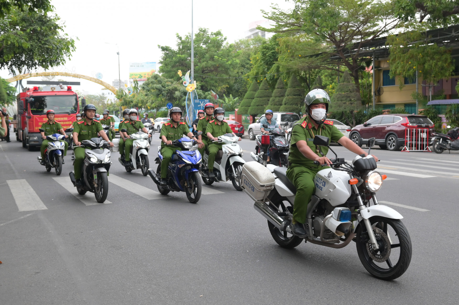 Các đoàn viên, thanh niên Công an TP. Nha Trang diễu hành, biểu dương lực lượng trên các tuyến đường chính của thành phố.