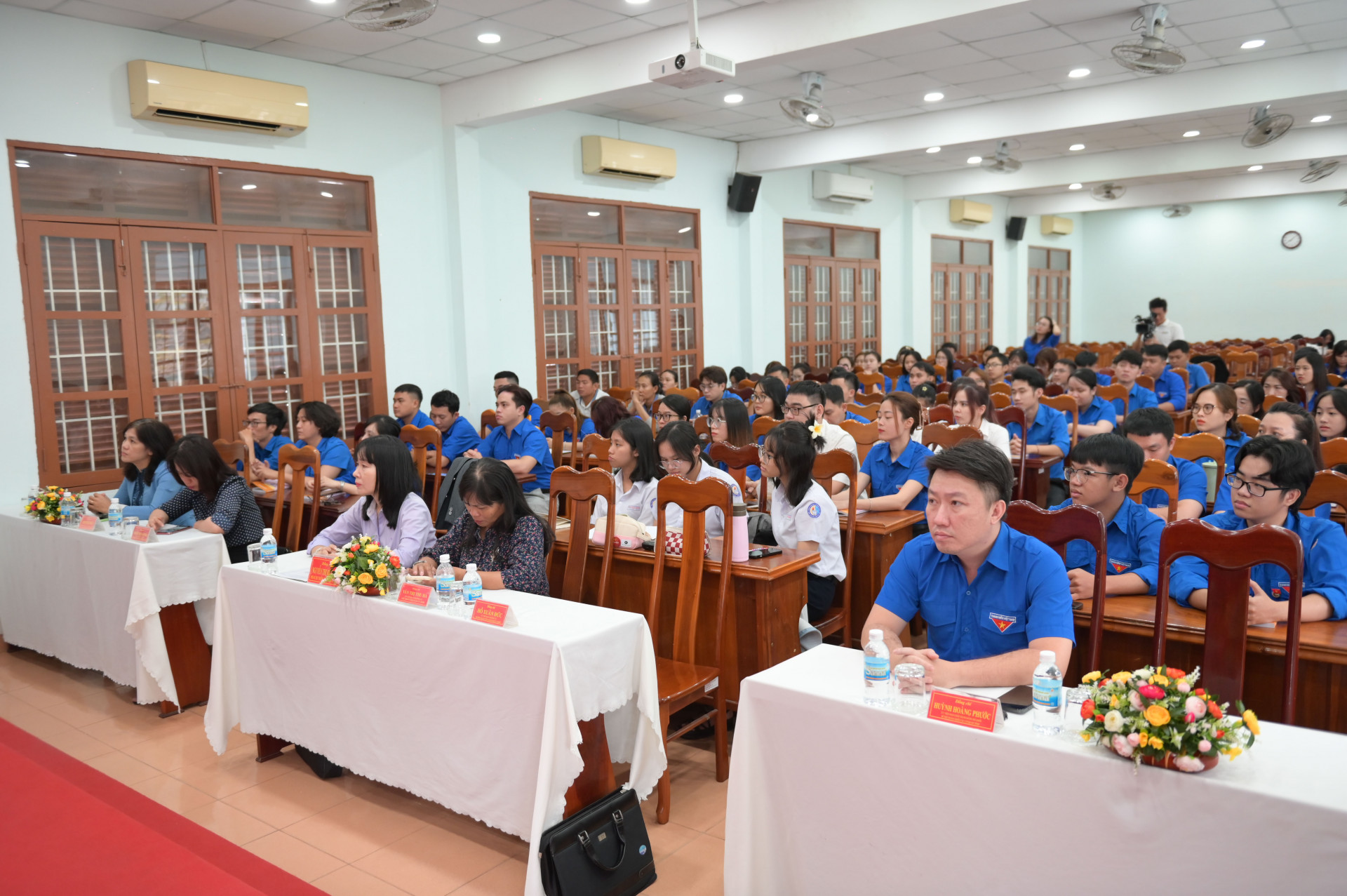 Các đại biểu, đoàn viên, thanh niên tham gia khai giảng lớp bồi dưỡng.