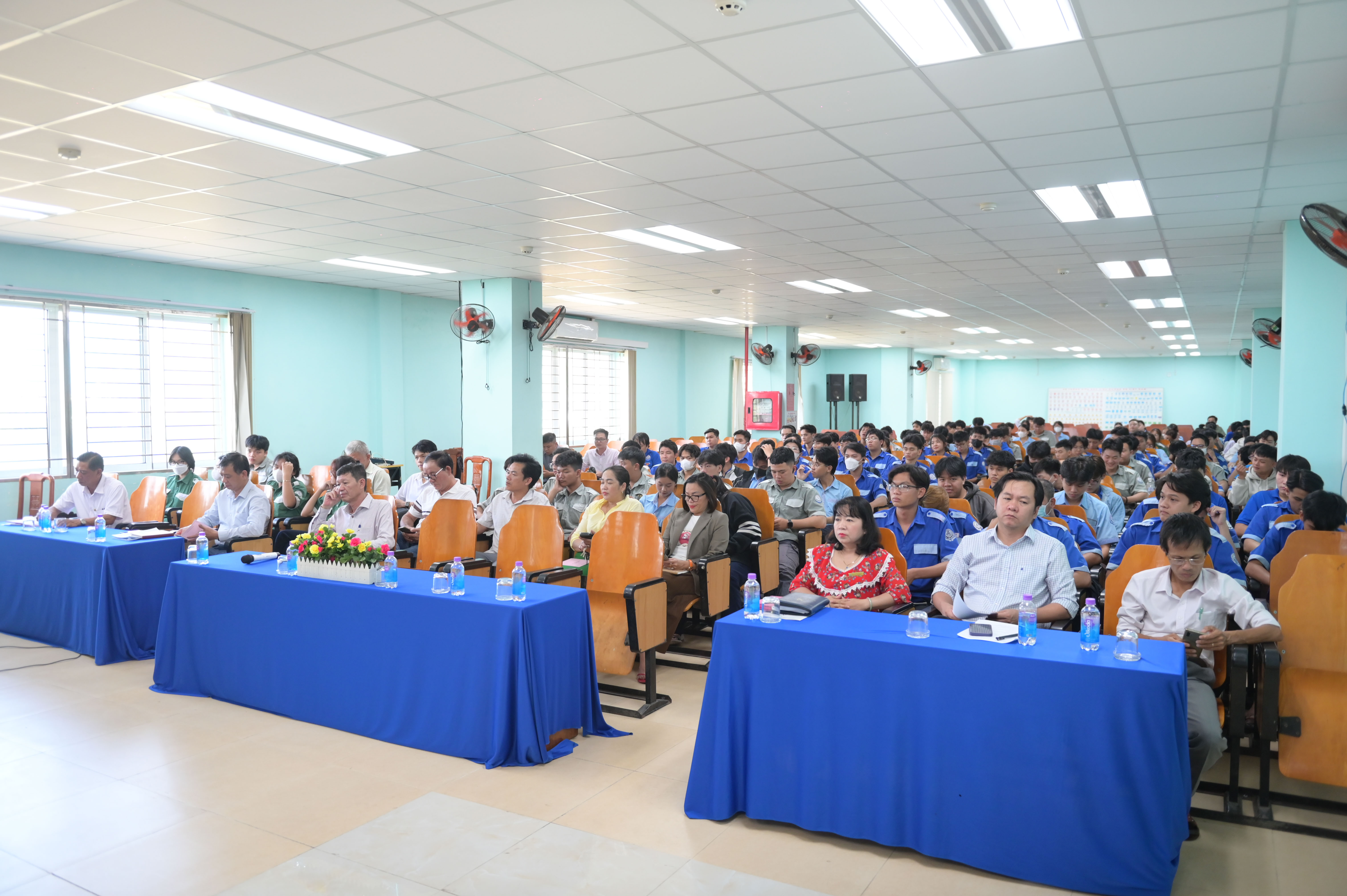 Trường Cao đẳng Kỹ thuật Công nghệ Nha Trang:: Tổ chức đối thoại giữa lãnh đạo trường với đoàn viên, thanh niên