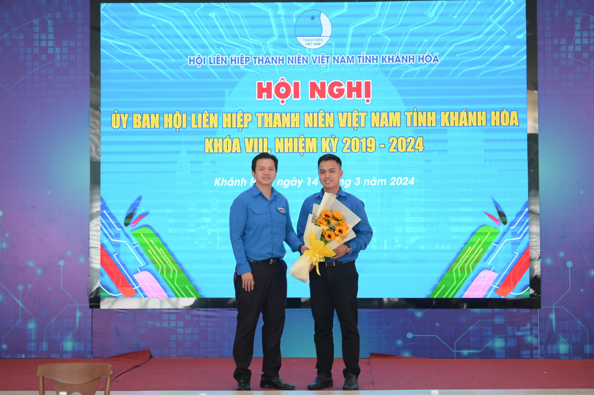 Anh Trần Anh Tuấn - Bí thư Tỉnh đoàn, Chủ tịch Hội Liên hiệp Thanh niên Việt Nam tỉnh tặng hoa chúc mừng anh Phạm Bình Dương giữ chức Phó Chủ tịch Hội Liên hiệp Thanh niên Việt Nam tỉnh khoá VIII.