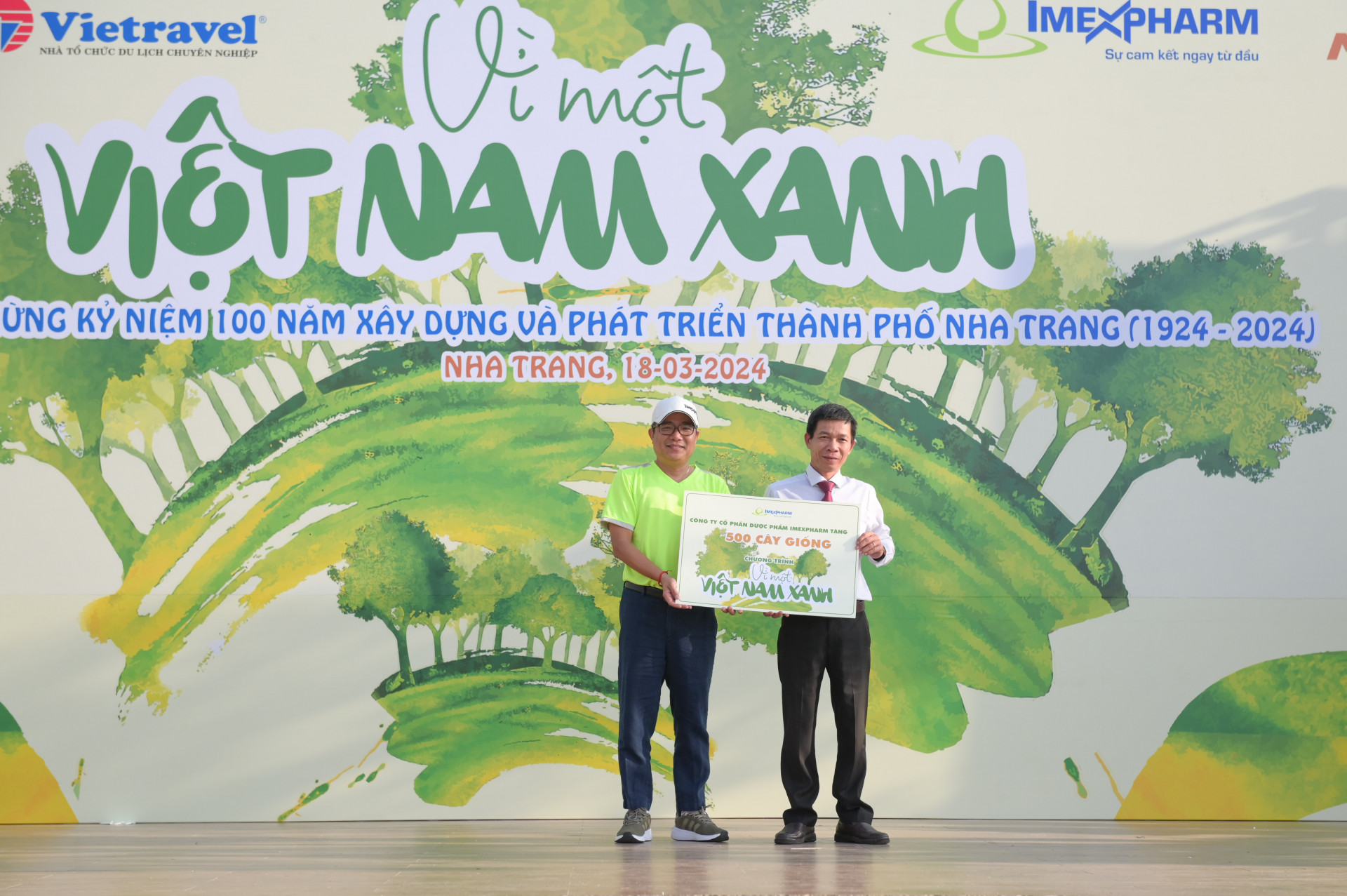 Lãnh đạo Công ty Cổ phần Dược phẩm Imexpharm trao biểu trưng tặng 500 cây xanh cho lãnh đạo UBND TP. Nha Trang.