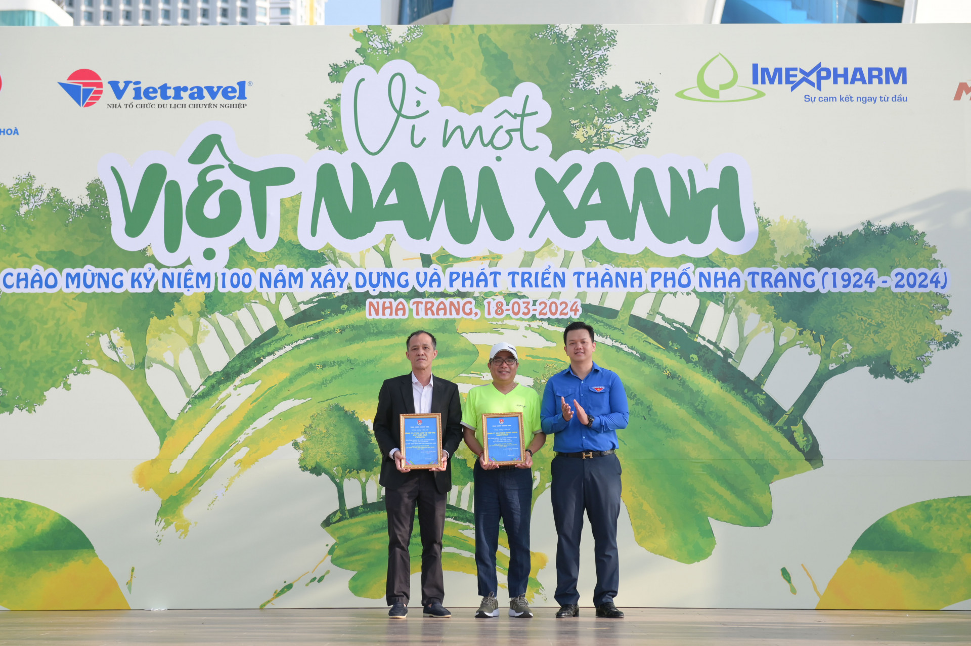 Lãnh đạo Tỉnh đoàn trao bảng chứng nhận nhận bảng chứng nhận đóng góp chương trình Vì một Việt Nam xanh cho lãnh đạo hai doanh nghiệp.