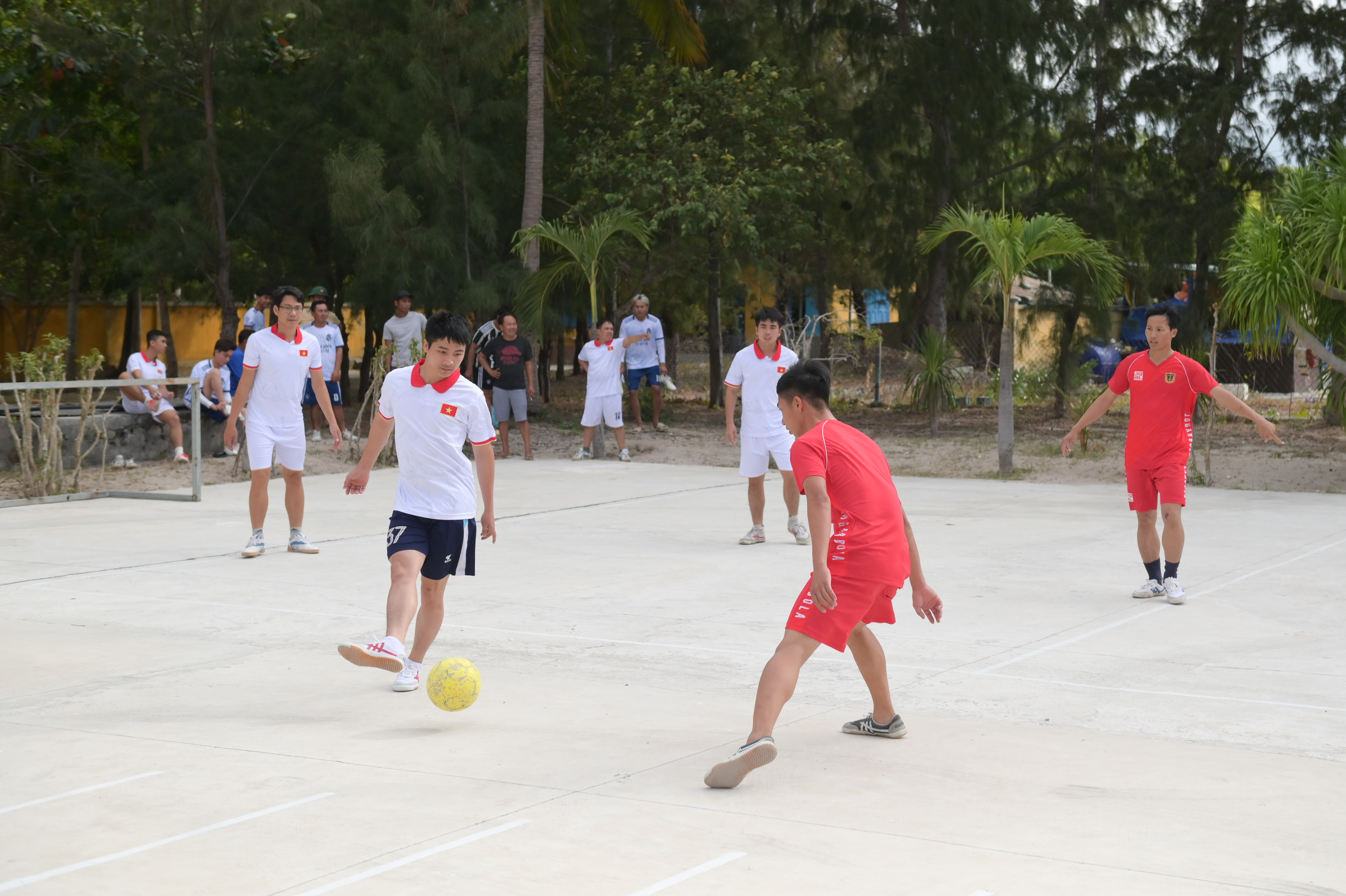 Cán bộ, đoàn viên, thanh niên các đơn vị tham gia thi đấu.