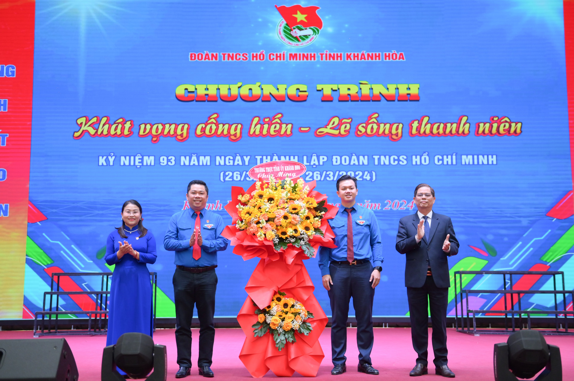 Đồng chí Nguyễn Tấn Tuân tặng hoa của Thường trực Tỉnh uỷ cho Tỉnh đoàn nhân dịp kỷ niệm 93 năm Ngày thành lập Đoàn.