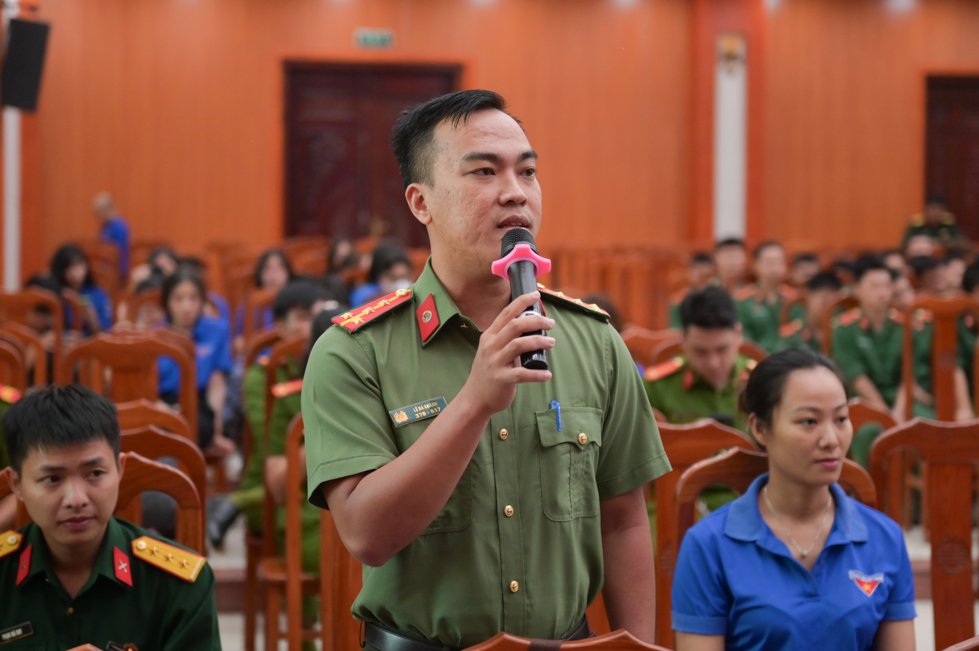 Đại diện thanh niên Công an tỉnh đưa ra các kiến nghị, đề xuất với tỉnh trong tăng cường đảm bảo an toàn, an ninh thông tin đối với các đối tượng học sinh, người lớn tuổi.