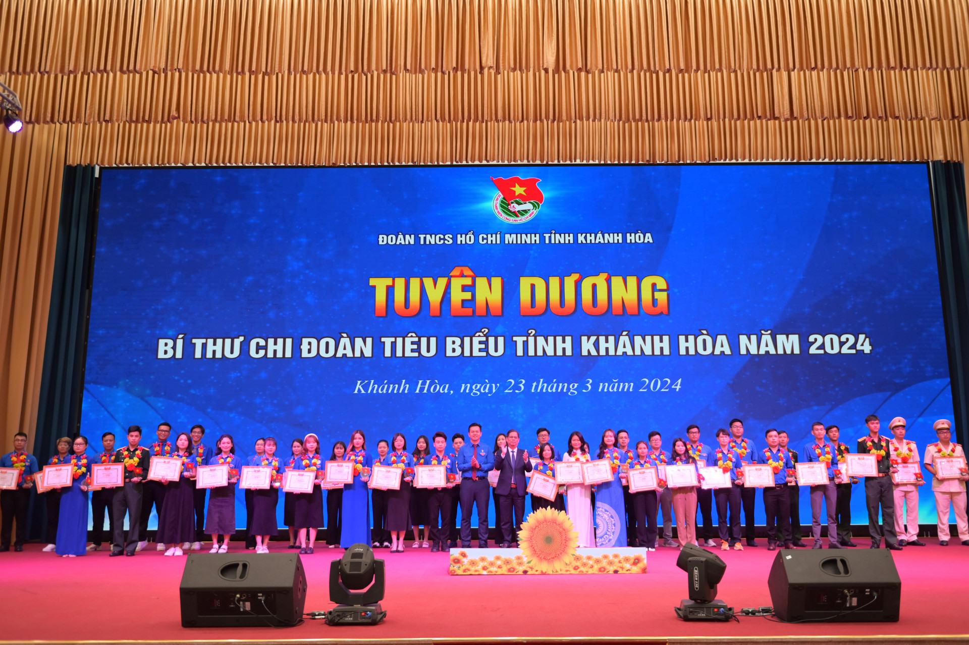 Lãnh đạo tỉnh và Tỉnh đoàn Tỉnh đoàn tuyên dương 46 bí thư chi đoàn tiêu biểu năm 2024.