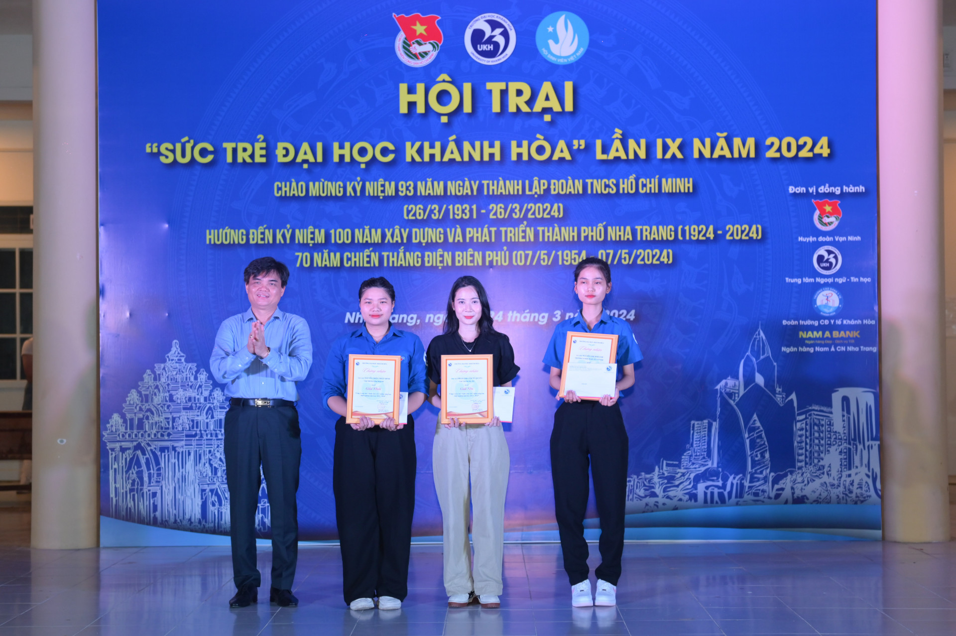 Lãnh đạo trường trao chứng nhận và khen thưởng các sinh viên có thành tích cao tại vòng 1 cuộc thi khởi nghiệp do trường phát động.