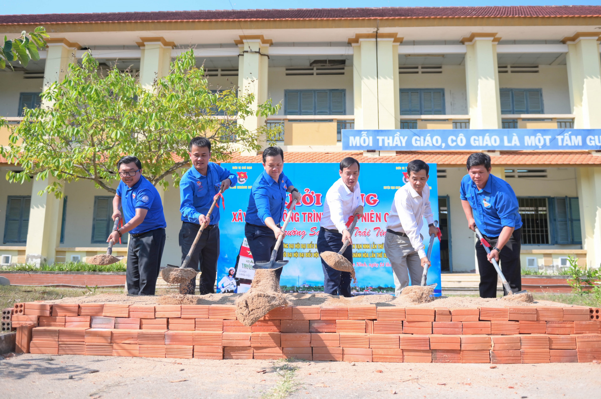 Sau chương trình, các đại biểu khởi công Công trình thanh niên Trường Sa trong trái tim tôi tại Trường THPT Lê Hồng Phong.