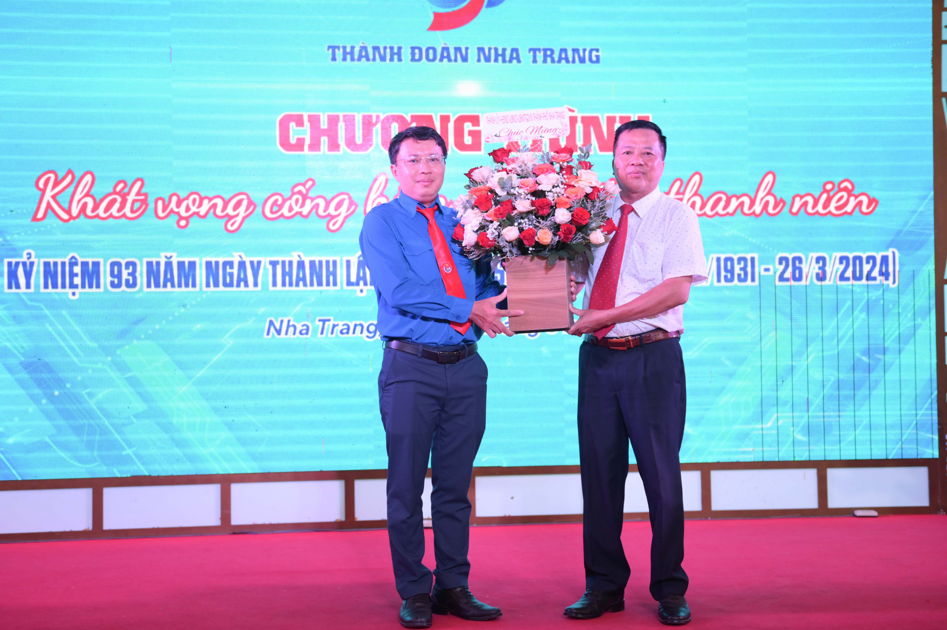 Thường trực Thành uỷ Nha Trang tặng hoa chúc mừng Thành đoàn Nha Trang nhân kỷ niệm 93 năm Ngày thành lập Đoàn.