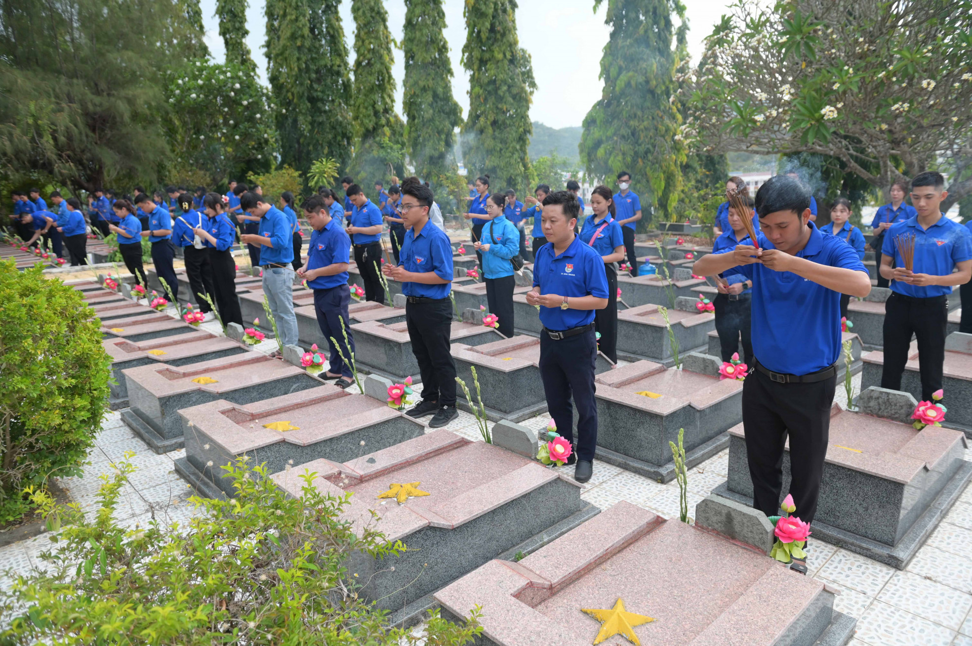 Dâng hương tưởng niệm các anh hùng, liệt sĩ đã hy sinh vì độc lập, tự do của Tổ quốc.