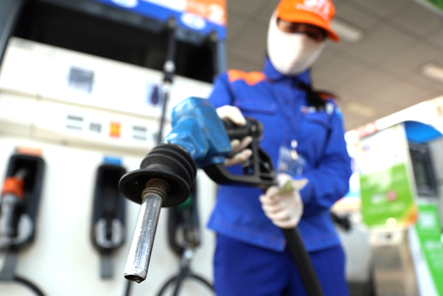 Từ chiều nay (7-3), giá xăng giảm gần 400 đồng/lít