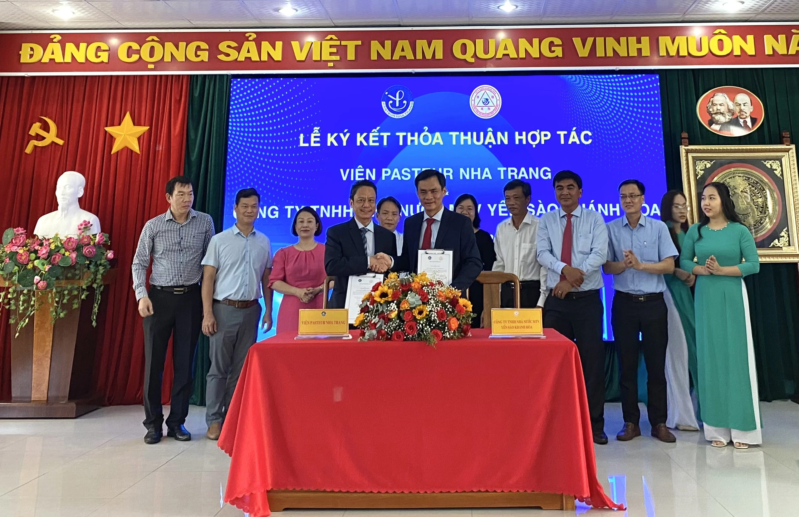 Công ty Yến Sào Khánh Hòa và Viện Pasteur Nha Trang ký kết biên bản thỏa thuận hợp tác