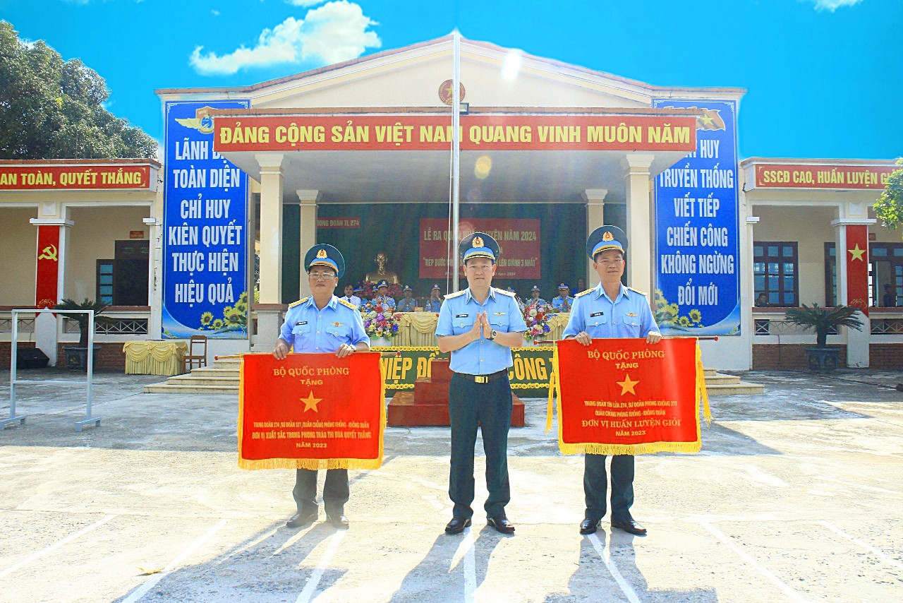 3. Trung đoàn vinh dự đón nhận cờ Thi đua và Danh hiệu “Đơn vị xuất sắc trong thực hiện phong trào thi đua quyết thắng” năm 2023.