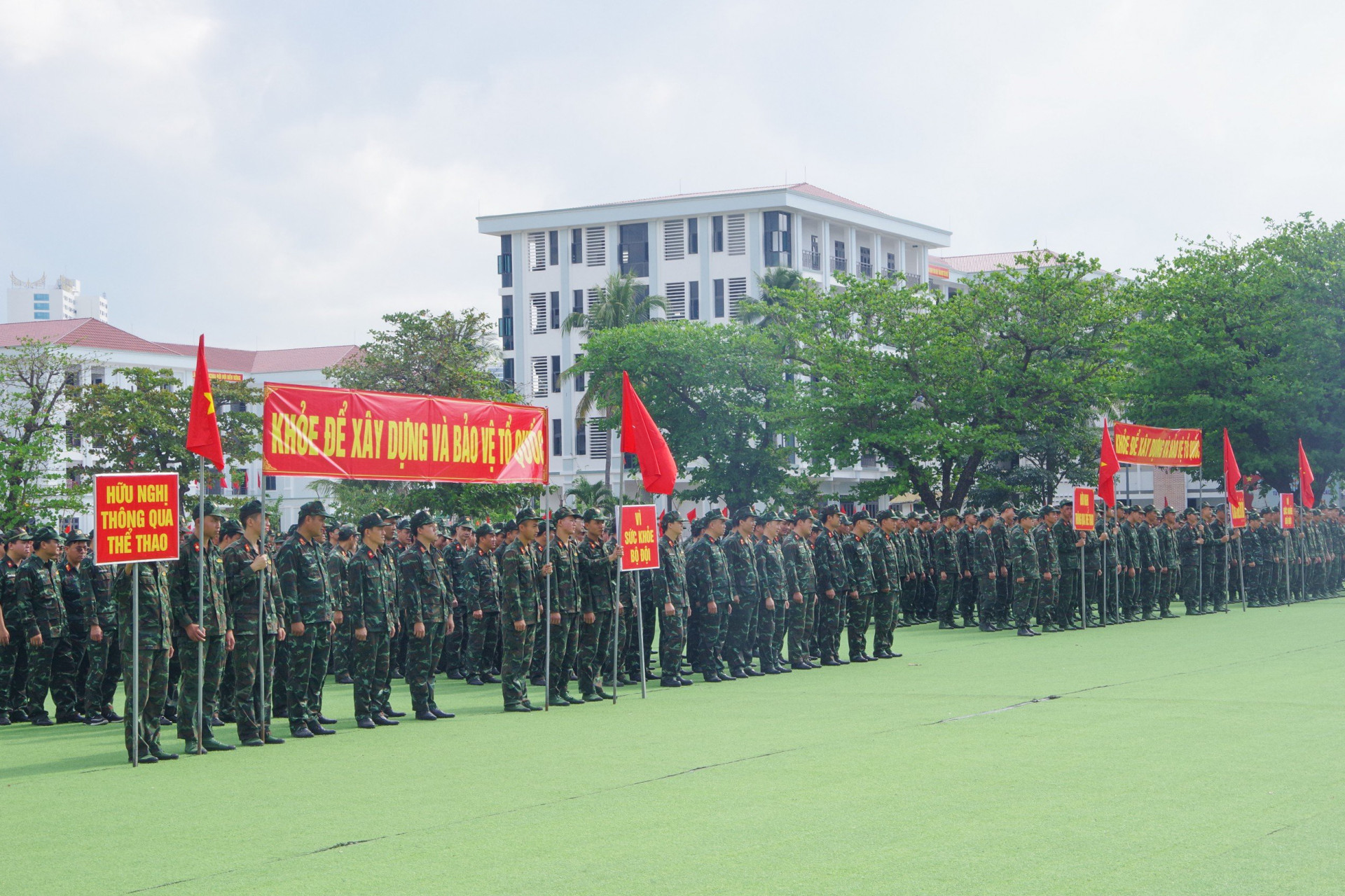 Quang cảnh lễ ra quân huấn luyện tại Trường Sĩ quan Thông tin.