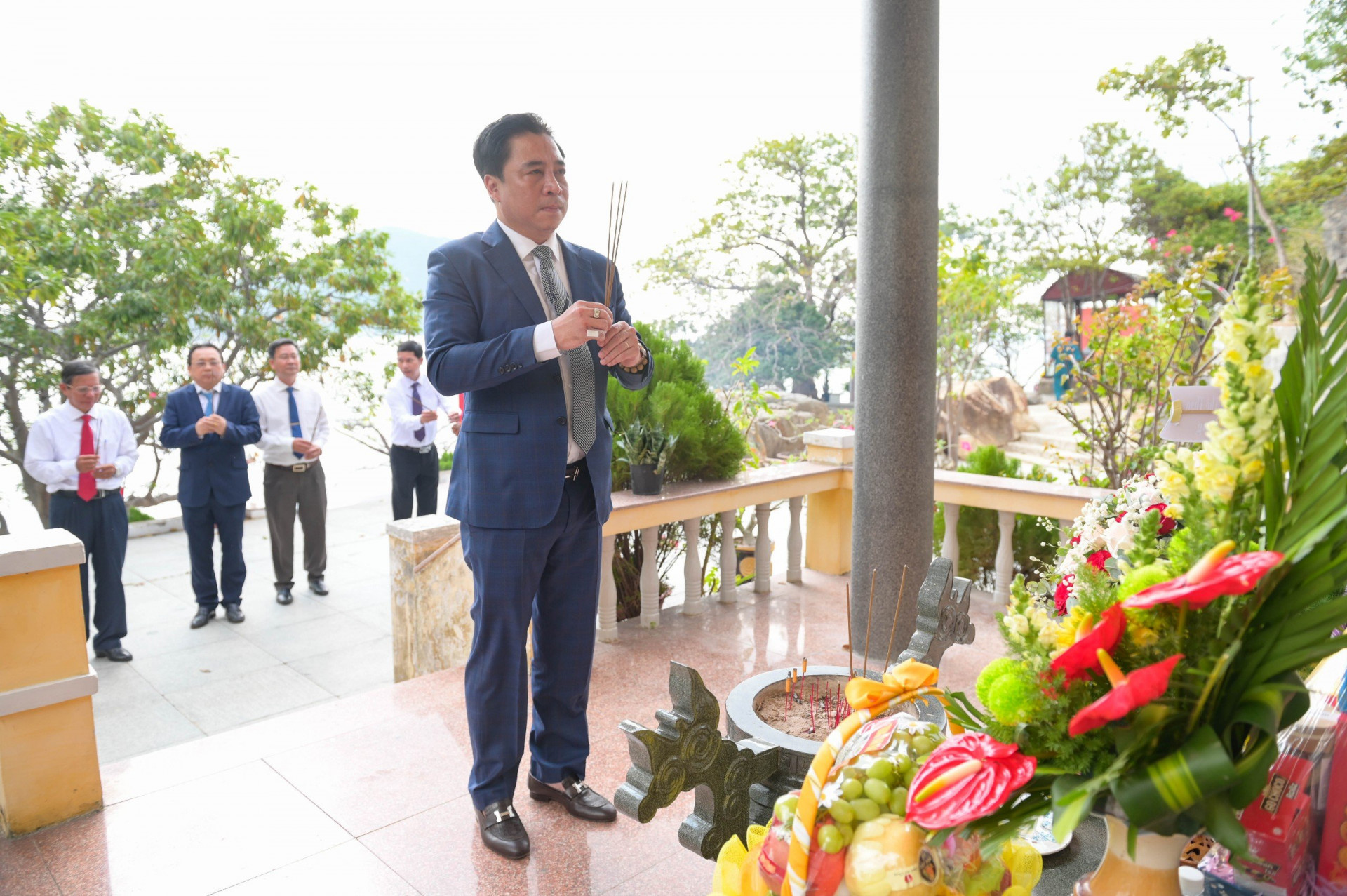 Ông Nguyễn Khắc Toàn - Phó Bí thư Thường trực Tỉnh ủy, Chủ tịch HĐND tỉnh dâng hương tại Di tịch địa điểm lưu niệm tàu C235 sáng 1-3-2024
