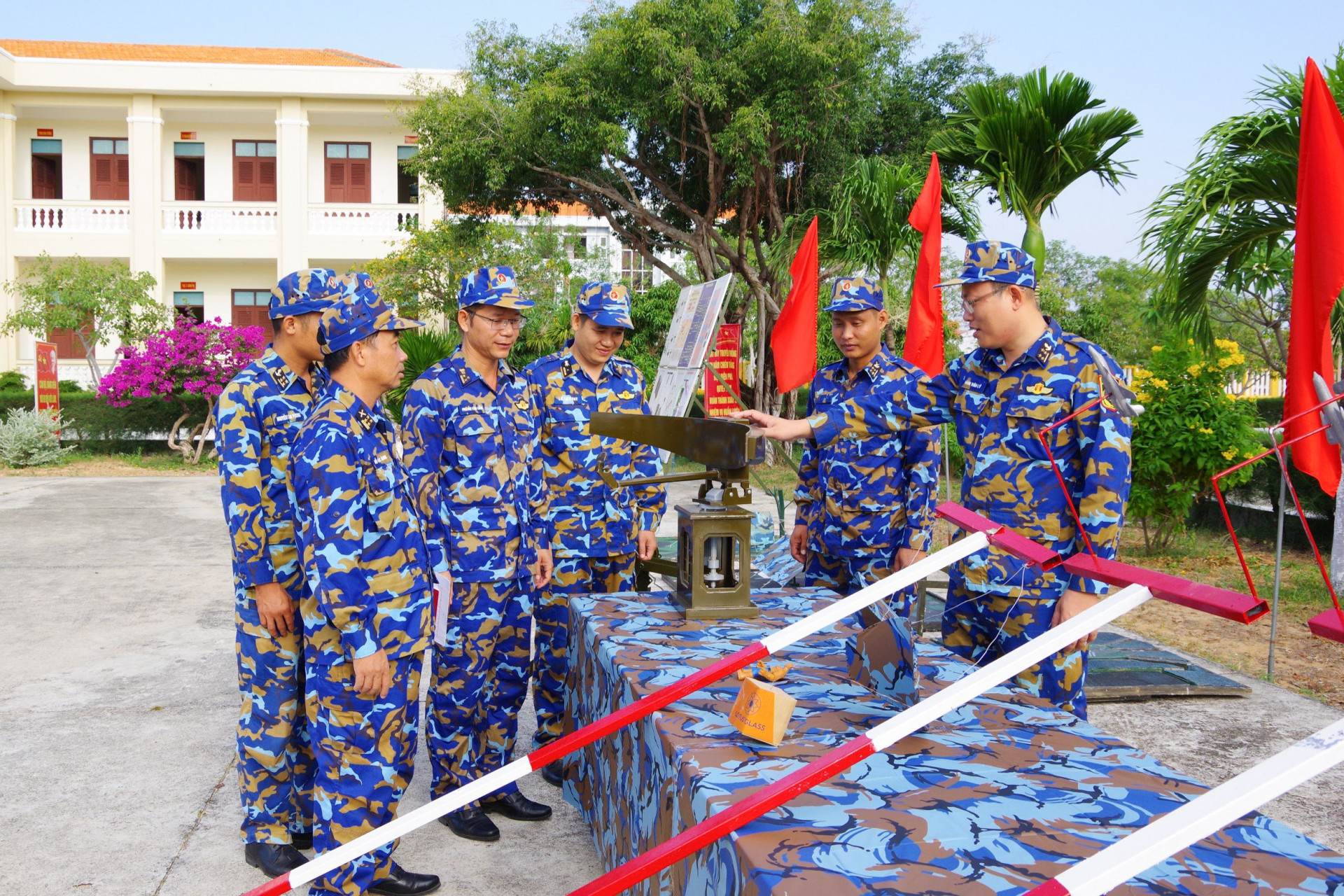 Trưng bày, giới thiệu mô hình, học cụ trong lễ phát động ra quân huấn luyện Trung đoàn 451.