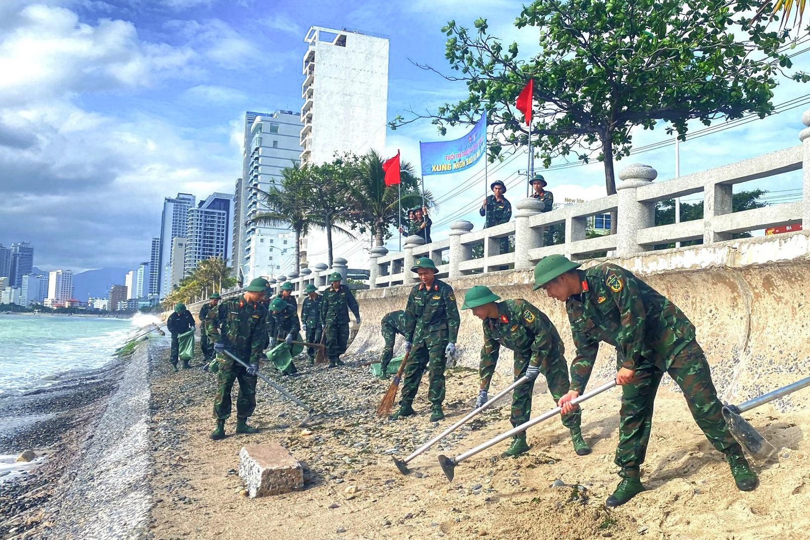 Đoàn viên, thanh niên Trường Sĩ quan Thông tin tham gia hoạt động.